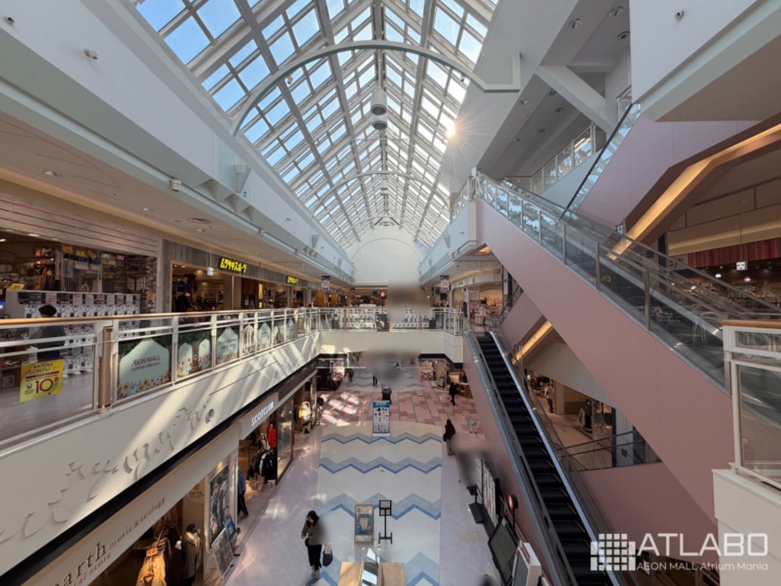 イオンモール札幌平岡(2000年)
なんといっても床が1、2階とも原型のPタイルが残っている貴重なモール!
あと三角形の天窓にアーチ状の補強材が所々にあるのも降雪地のモールらしい。