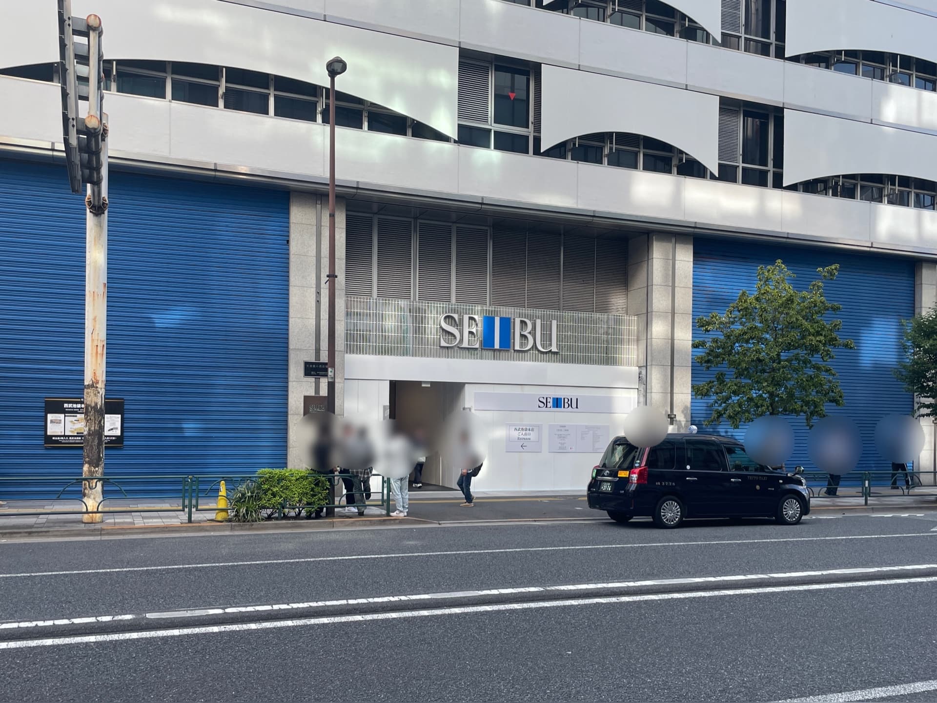 旧車寄せ口が開通していました。メインエントランスになるのでしょうか。
大きな自動ドアも中に付いていましたが、外から見ると工事現場みたいな見た目です。