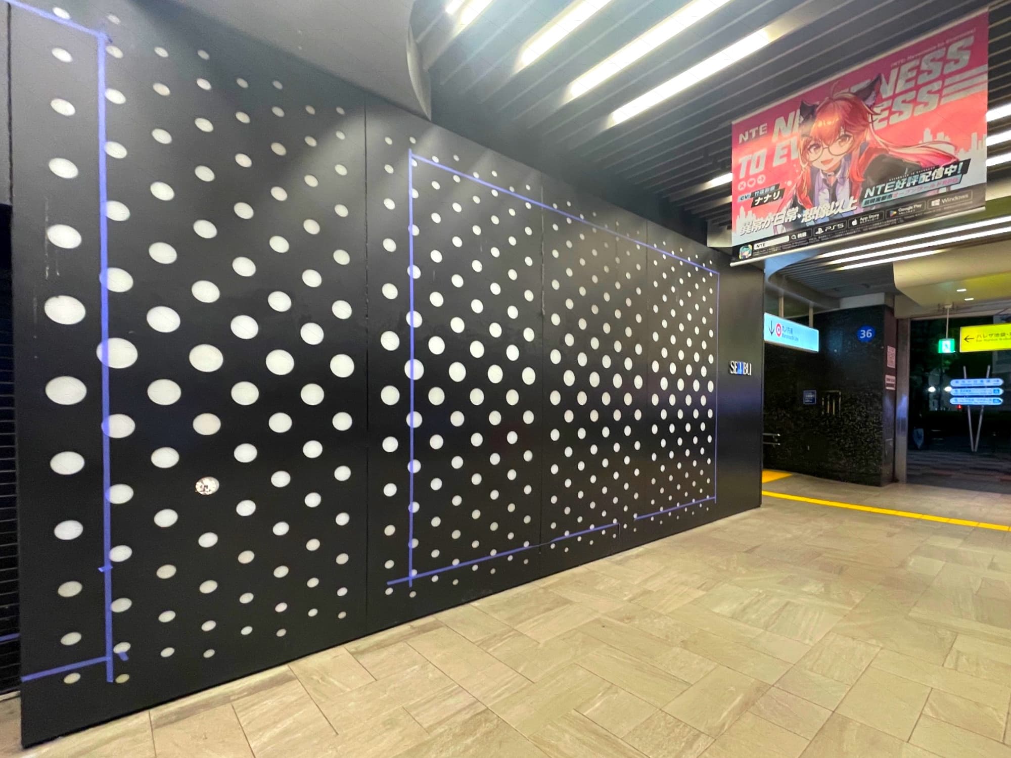 旧西武池袋本店北ゾーン入口に紫色のマスキングテープ。工事か広告かの印でしょうか。