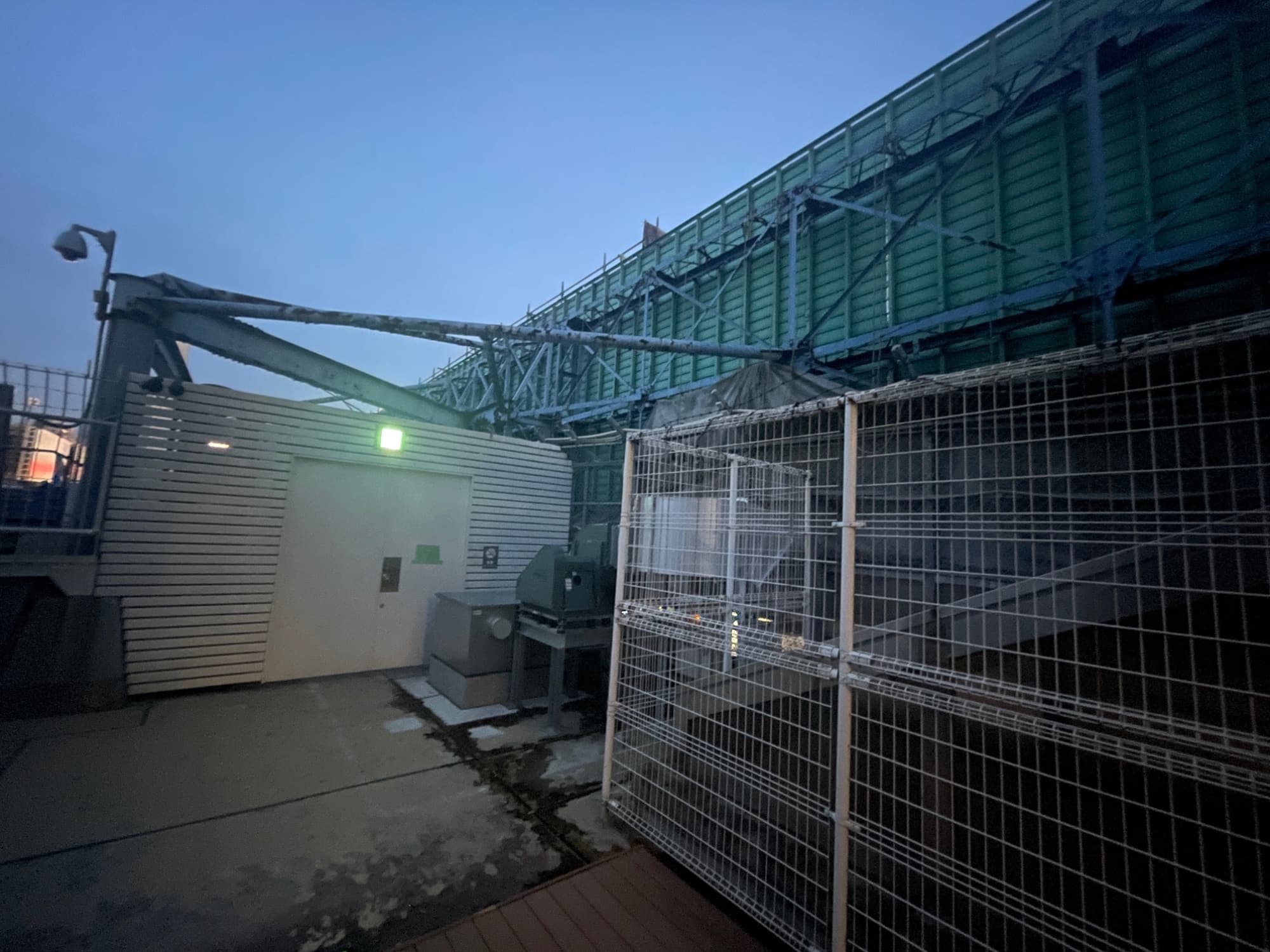 SEIBU看板の裏側。意外にもこちら側には異変はない模様。モネの池の入り口に工事用足場が組まれていましたが、これは看板関連なのか別件なのか…?
グリルピアは平日にも関わらず結構賑わっていました。