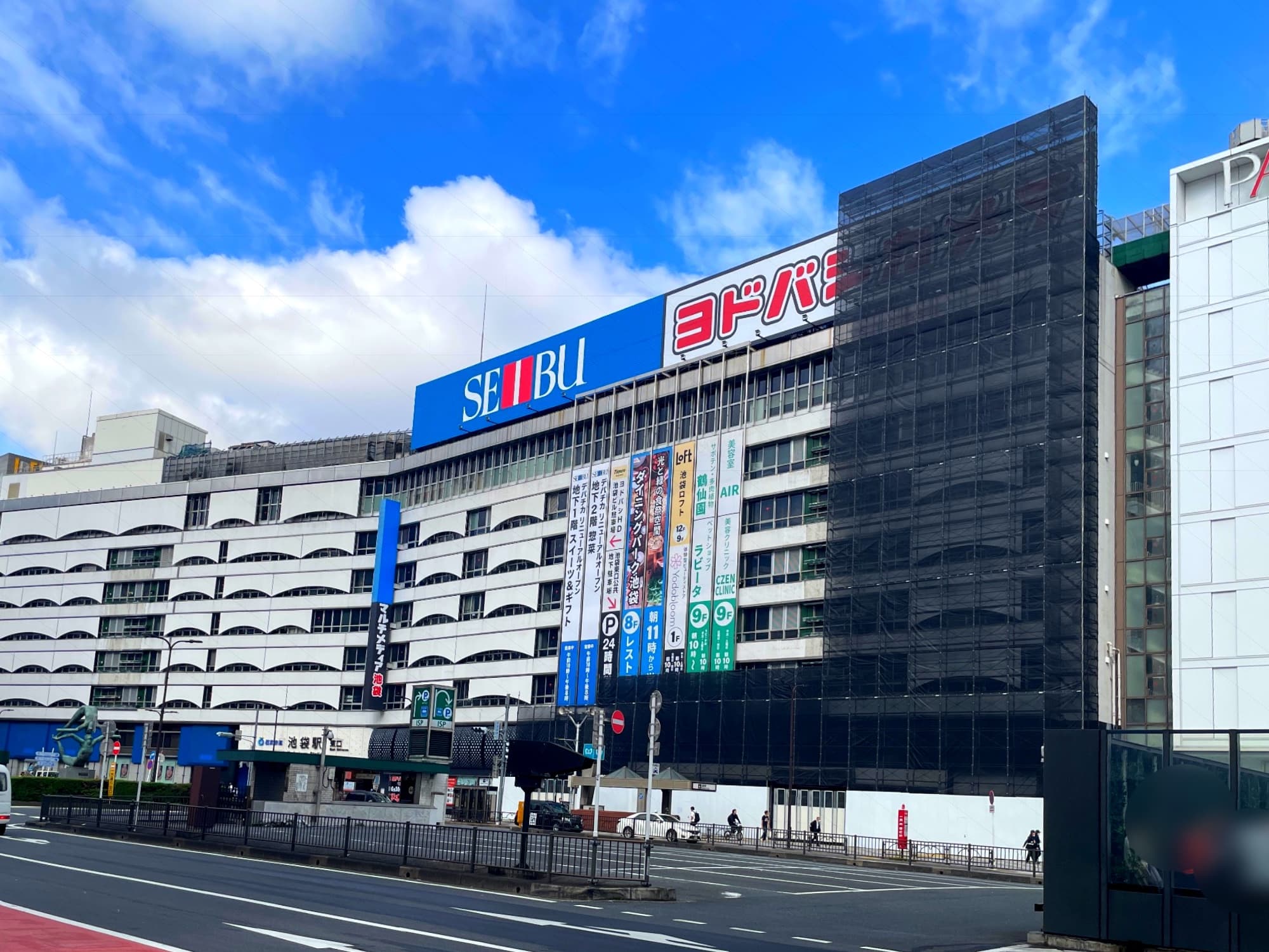 ヨドバシカメラの看板の足場も外れ始めました。
SEIBU側と同じく下から光を当てるタイプで、赤文字・白背景ですね。
足場が外れ始めていますが、スポンサーボードはつけないのでしょうか?