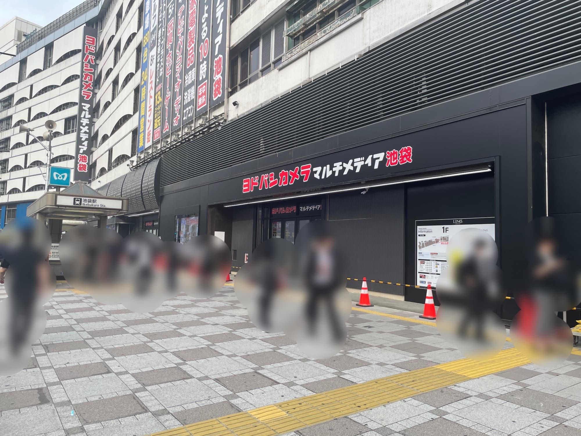 ヨドバシ池袋開業日の早朝の様子。
開業まで3時間を切るなか、社員・スタッフの方が最後の開店準備を進める姿が見れました。
たくさんの開店祝いのスタンド花もありました。西武HD / 鉄道のものもありましたが、そごう・西武からのものはざっと見た感じでは見つけられませんでした。