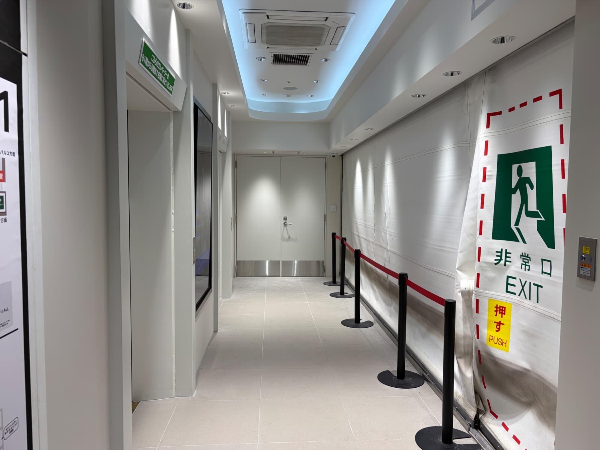 少し前からみたいですが、北エレベーターの地下1階が再開していましたね。業務用となった奥3つとの間には壁が。他にも内装に手が加えられたようです。
ちなみに開業からしばらく続けられていた、係員添乗も終了したようでした。