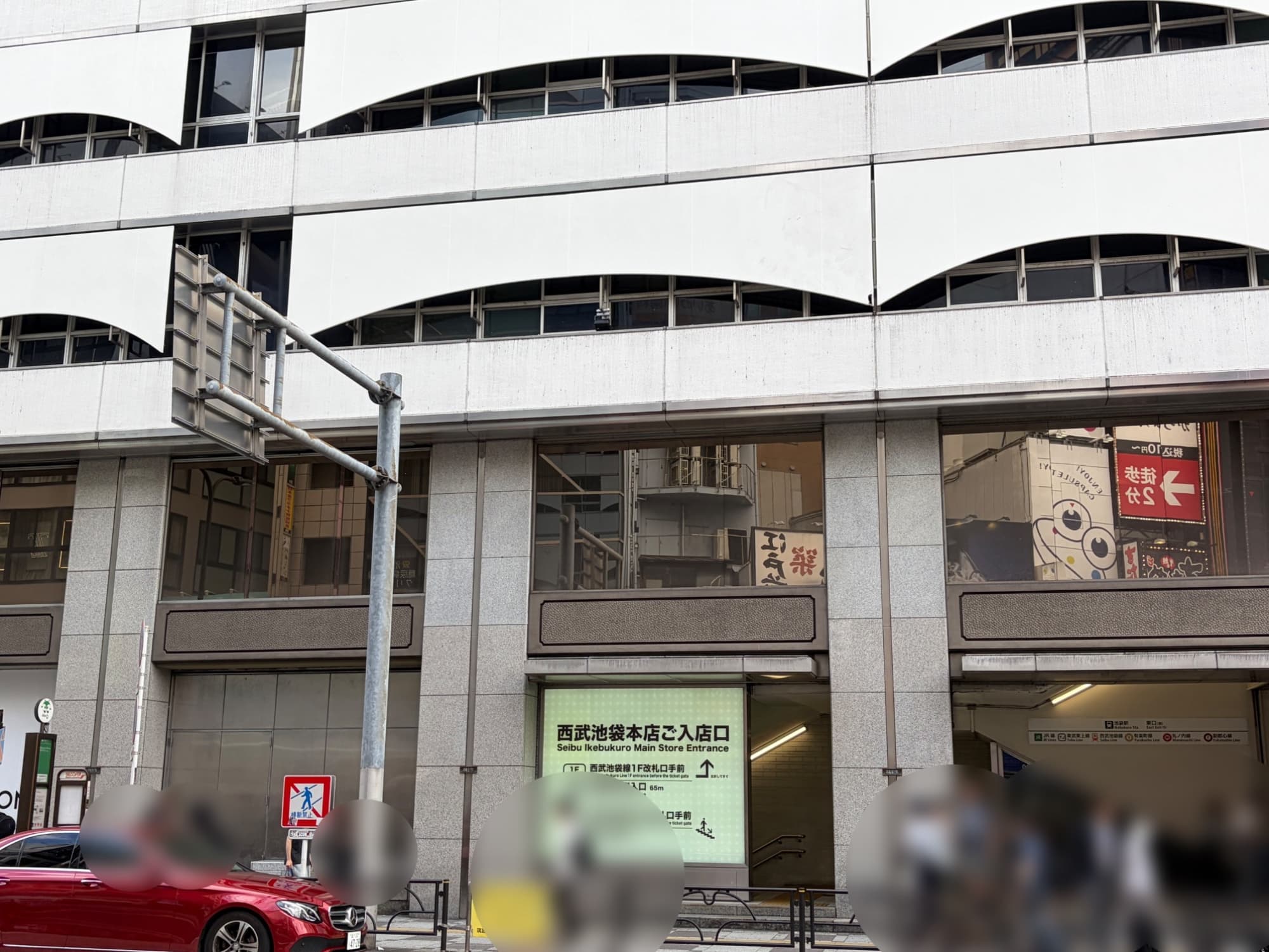 明治通り南側でもヨドバシの放送が聞こえ、見てみると店外スピーカーが‼︎
1階の区画で言うとこの部分は西武区画だと思うのですが、こんなに南側にも設置したんですね。個人的には街に音楽が流れていること自体は嫌いではないです。
