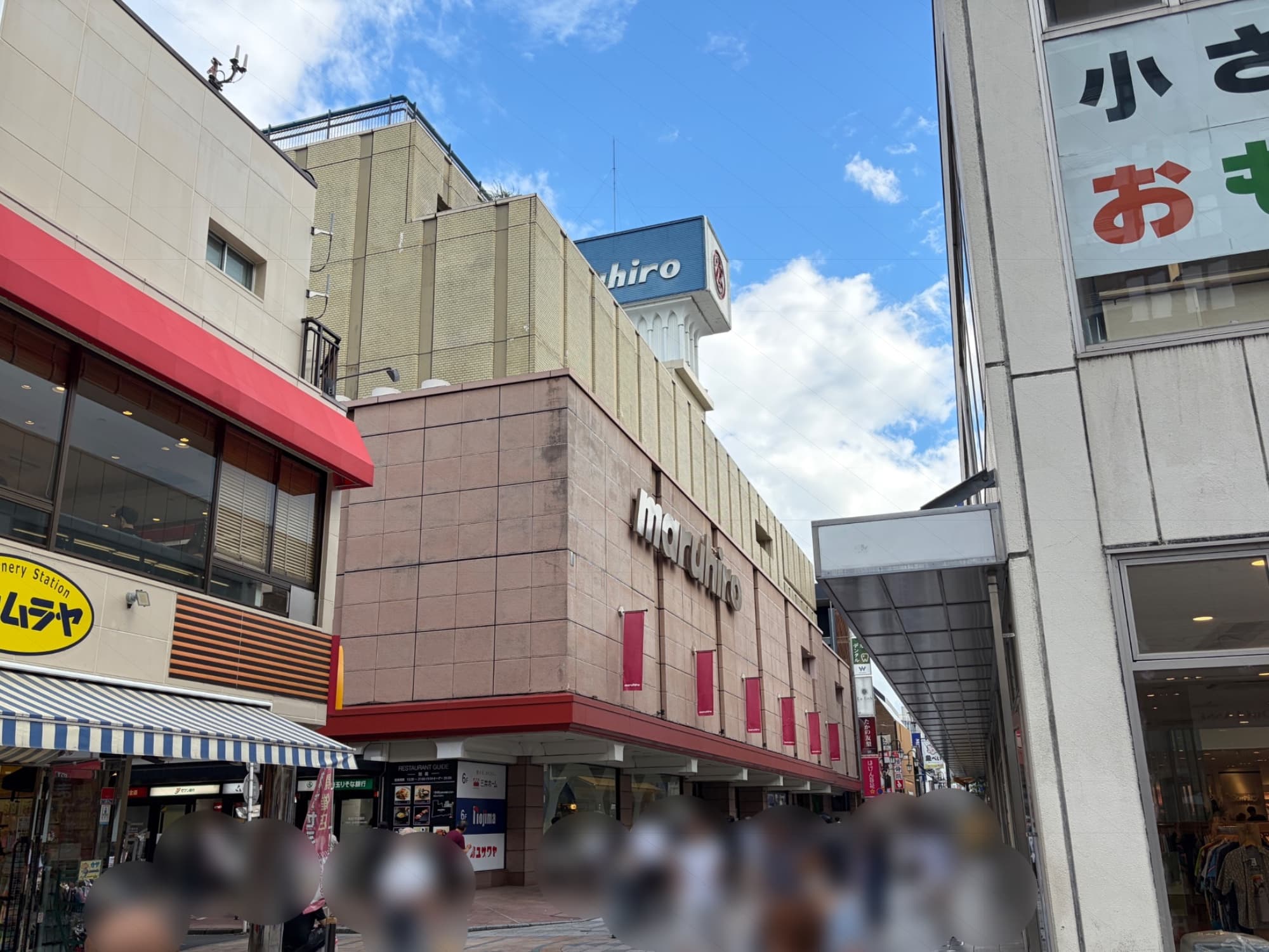 川越に行ったついでに丸広百貨店。
丸広百貨店の事実上の本店だそう。川越駅から少し離れているが、小江戸川越の美観地区から近く、立地は良さそう。店舗面積は26,000平米だそうで、フルライン。自主編集の平場も多いのが印象的だった。