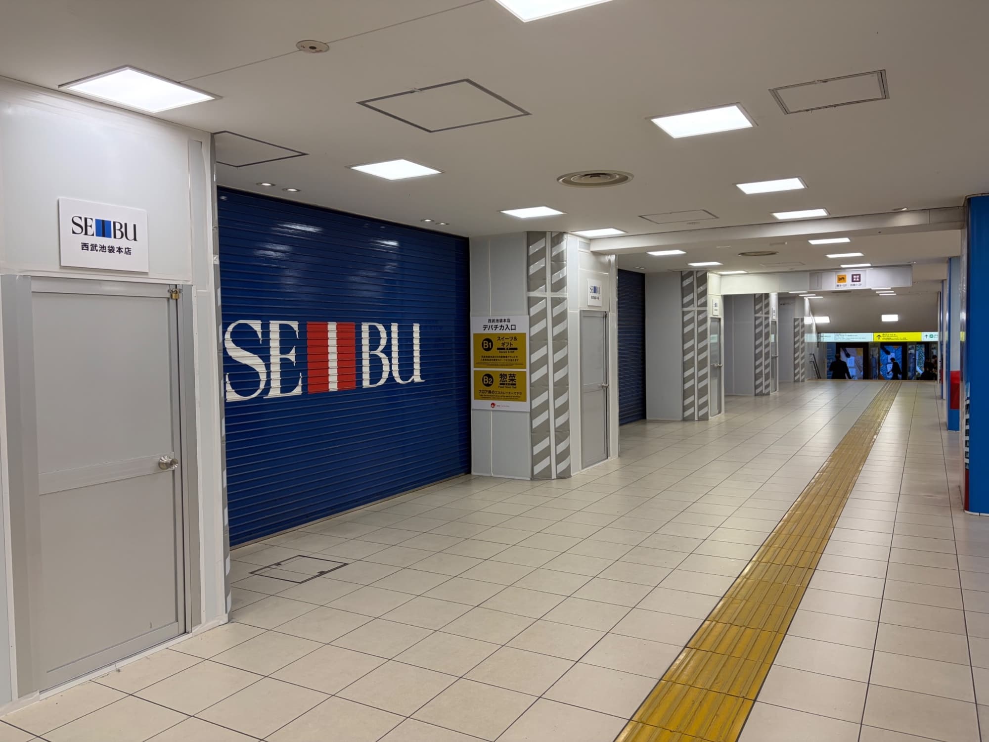 既報の通りですが、地下コンコースの仮囲いも日に日に増え、既にほとんどの柱部分が覆われました。
ちょうど同じタイミングで、駅施設のサイネージ更新やコンコース向かいの駅ナカ商業施設の工事が行われていて、西武池袋駅地下コンコース全体が工事中の雰囲気に。