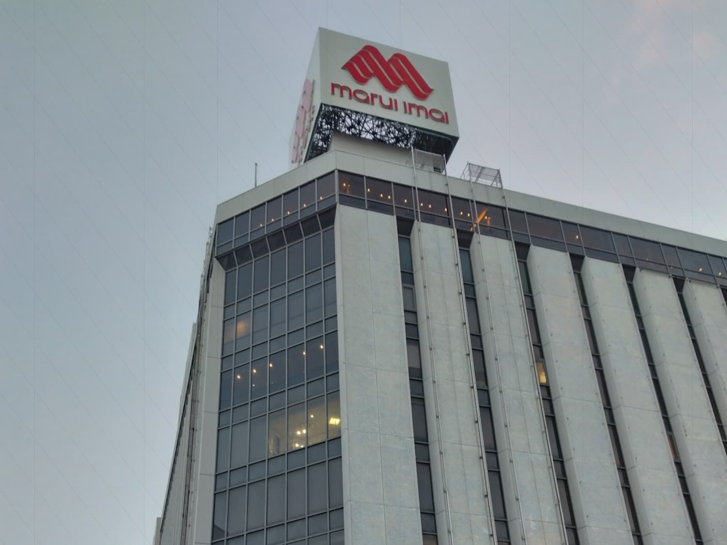丸井今井札幌本店。面積は全館合わせると札幌一だったはずです。売上も、JRタワー開業前は札幌一でしたが、JRタワー開業後は大丸にその座を奪われてしまいました。現在、札幌三越と丸井今井の売上を足し合わせても大丸の売上には追いつけないんだとか。