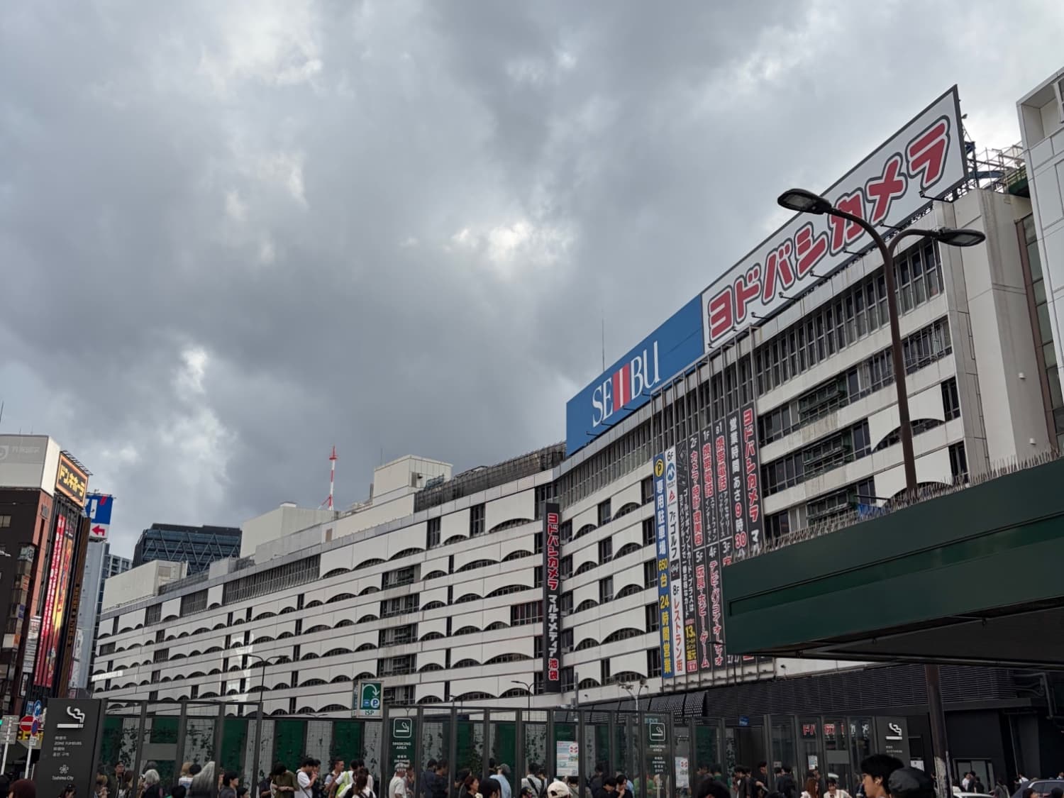 先日(というか昨日まで)関東に行ってきた時の様子を早速あげてしまいます。
ヨドバシ池袋。といってもヨドバシエリアは今回ほぼまわりませんでしたが。
レストランは落ち着きのあった西武時代とは雰囲気が違うように感じました。、