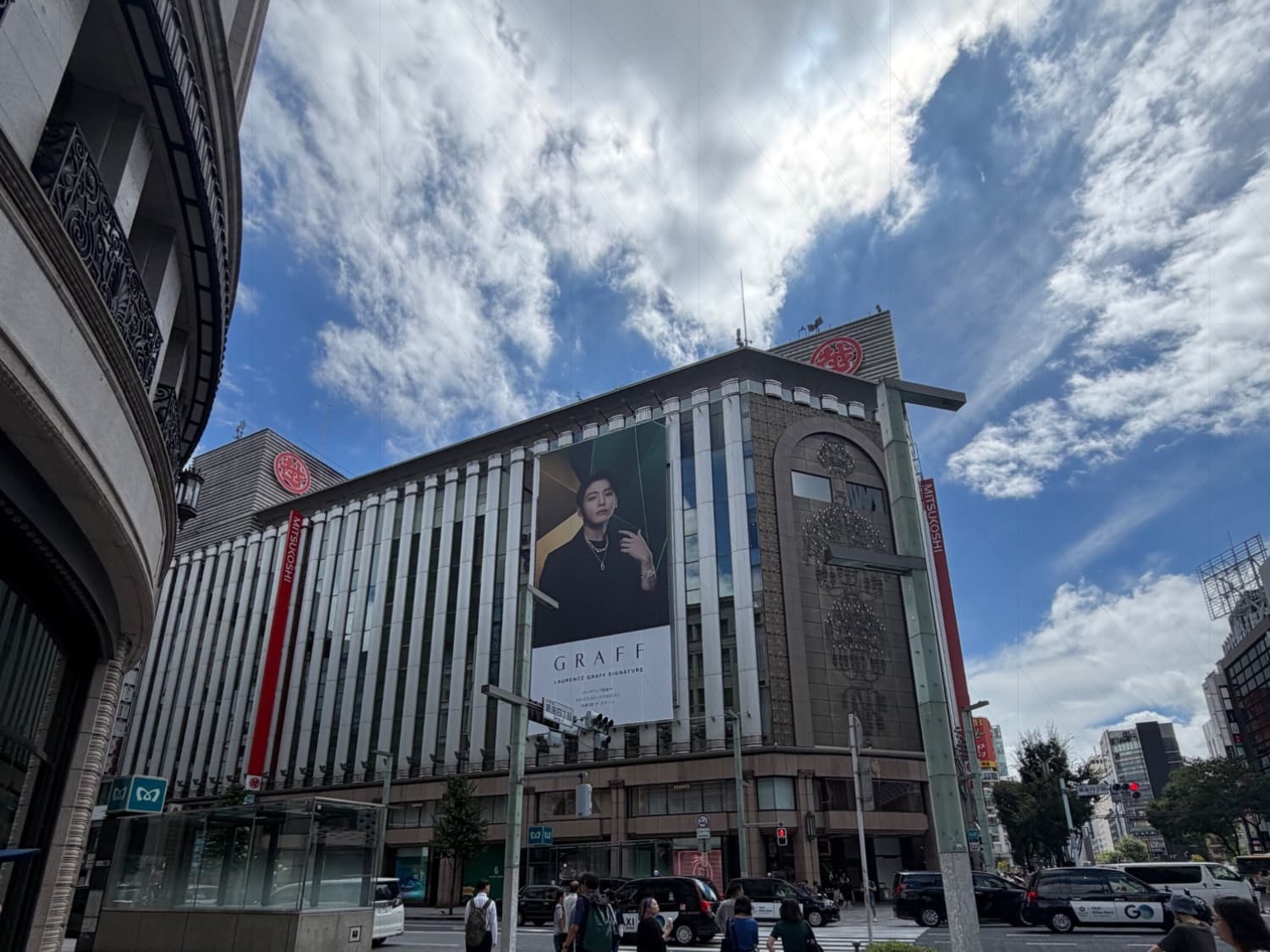 銀座三越。初訪問です。
ハイブランド率が高く、しかも一部はあたかも普通のショップかのような店の構え方をしていて、色んな意味ですごいです。
免税店もありますが、来月下旬には閉店するそうです。
屋上庭園やアートアクアリウムなど、買い物以外でも楽しめるポイントがあるのもいいですね。