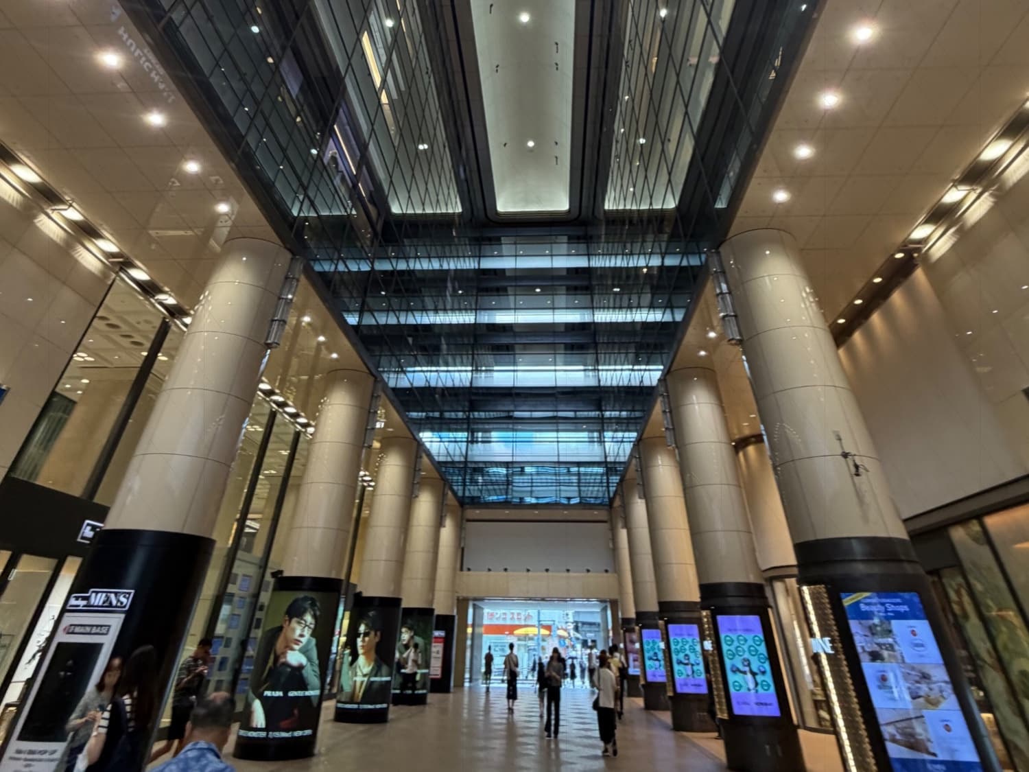 阪急メンズ東京とルミネ有楽町が入居している有楽町マリオン。今回のスナップの場所を阪急メンズ東京に設定したのでそれ関係の話をしますと、今回訪れた際、各階階段の避難経路案内をふと見たら、階数フォントがTHE阪急と言った感じで、もしかして有楽町阪急時代のものじゃないかと初めて気付きました。