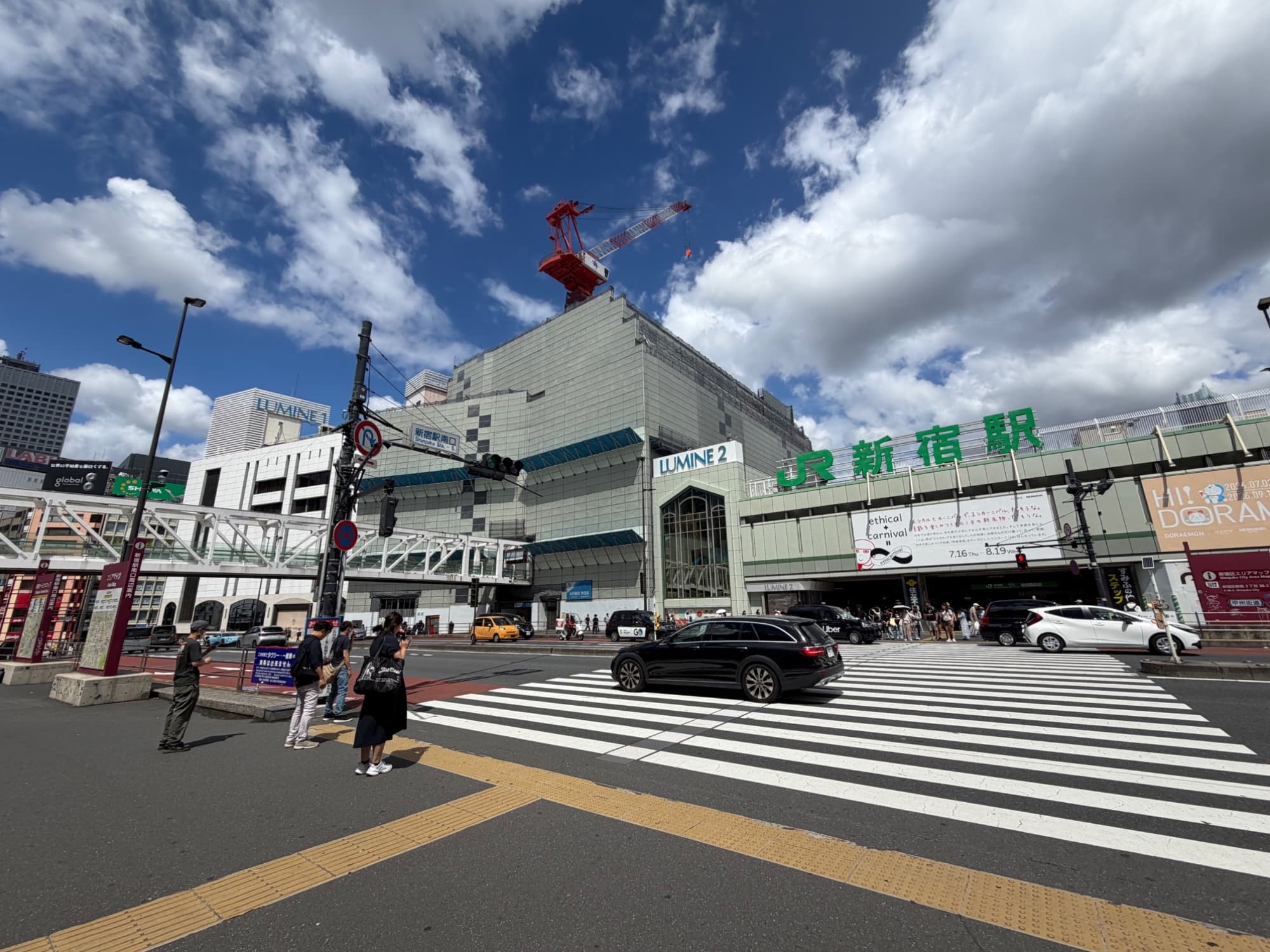 ルミネ第1号店で、ルミネとしての営業日数は最も長い店舗です。(ただし前身時代も含めるといちばん長いのはルミネ大宮) とは言え、どのフロアも改装のためか古さは全くと言っていいほど感じません。
ちなみに、新宿ルミネなら紙のフロアガイドあるだろう、と思っていたら、7月で配布終了していました...
なんだかなあ。
