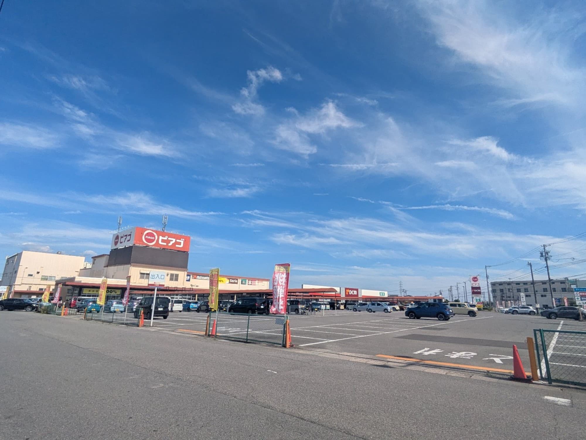 ピアゴLFC三河安城から歩いて30分弱………
ようやくたどり着いたピアゴ福釜店。ここはユーストアとユーホームの複合店舗であって、現在はピアゴとDCM(カーマ)となっている。ピアゴはユニー時代に改装が入り、ユニーロゴが掲げられた。今では珍しくはなくなったが薬をあつかっている。