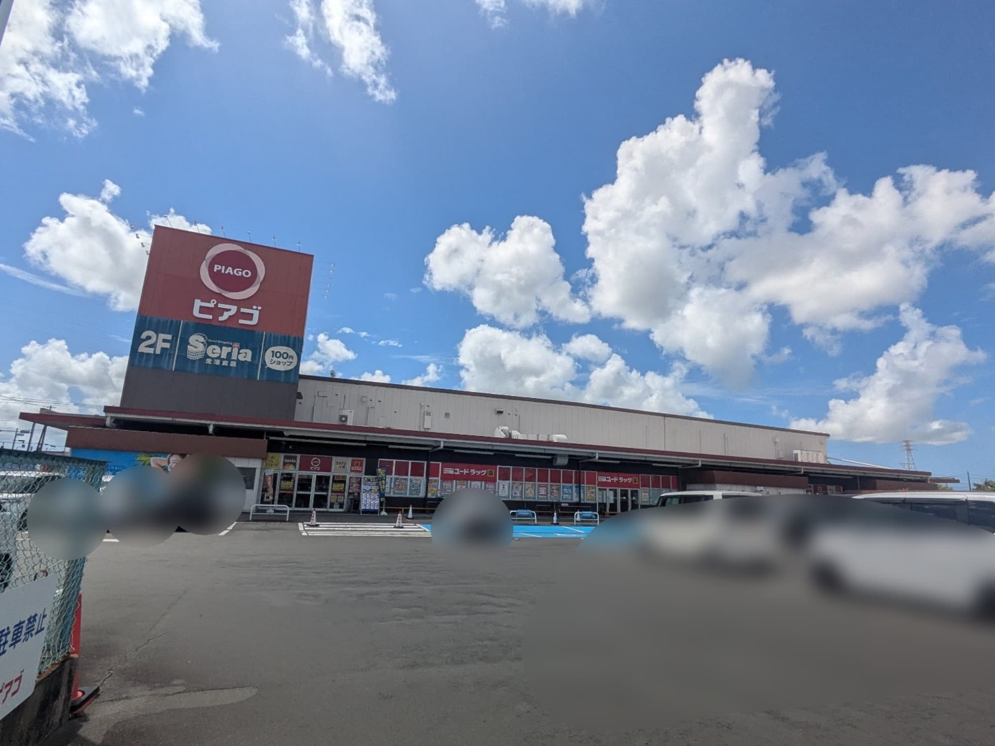 JR袋井駅から徒歩15分くらいに位置するピアゴ袋井店
見たらわかる元ユーストア、ユーストアの文字が見える
ユニー独立時代に大規模な改装が入り、食品売り場は古さを感じないデザインに
PPIH改装も入り、お客さんで賑わっていたが、衣料品は厳しいか……
こういうめっちゃ改装が入ったタイプのピアゴが一番好きなので、残してほしいな