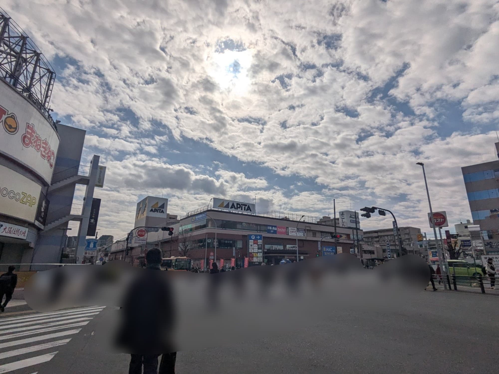 人生初関東アピタは、ここ戸塚店。
見た目こそは古さを感じさせるが、中はユニー独立時代にバチバチに改装されている。鮮魚売り場がとても印象的で、東海地方では見ないような売り方をしていた(インショップテナントが違うから、売り場づくりも違うのか?)。昔ながらが残った趣があるいい店舗だった。