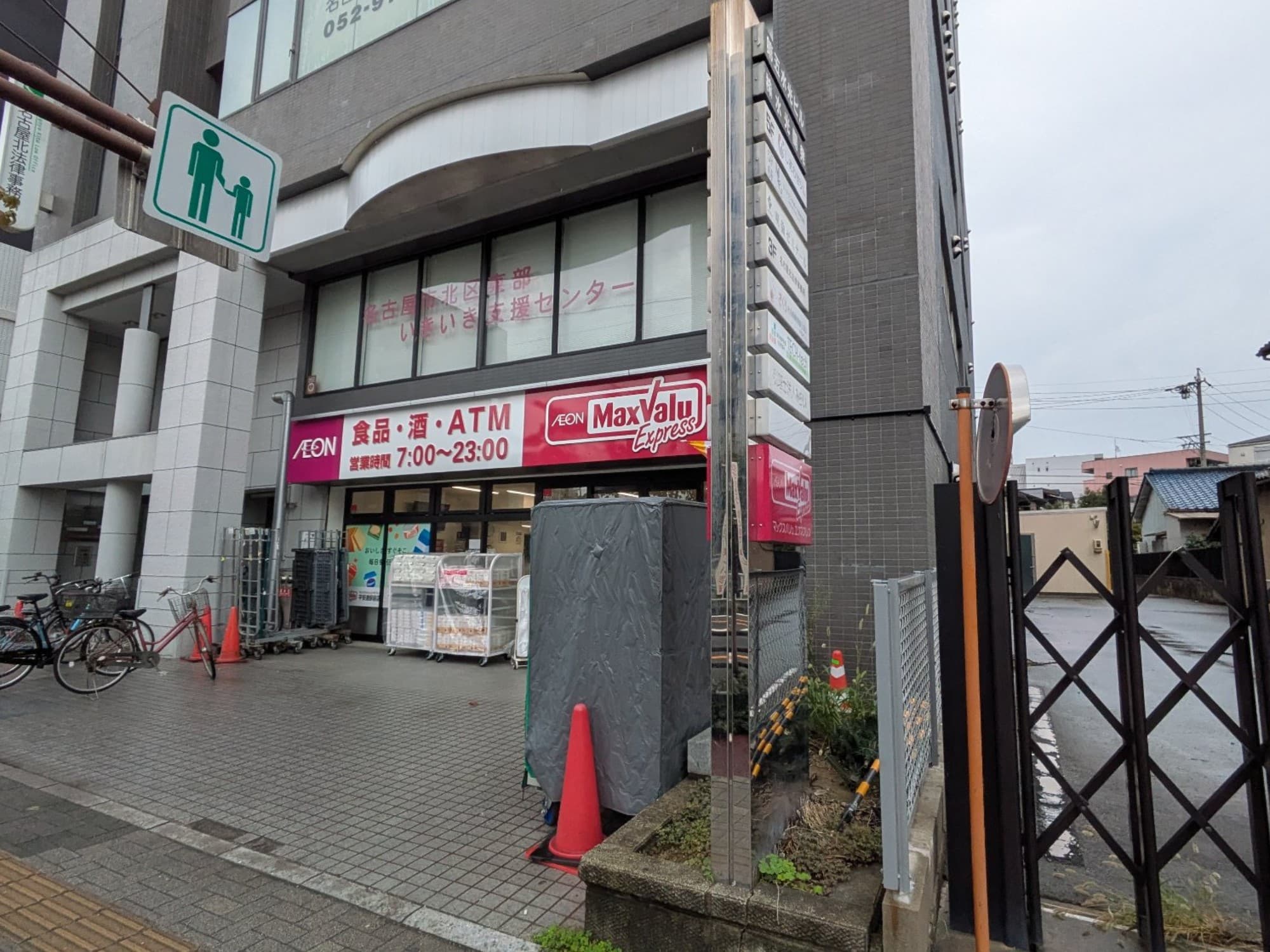 まいばすけっと もなけりゃ、オリジン東秀もなけりゃ、惣菜チェーンも少ない名古屋。中心地にスーパーもあまりなかった。そんな中MV東海が打ち出した小型店戦略。それが、従来とは違うMVEXの展開だった。店内は、生鮮食品も扱うが総菜・ドリンク、嗜好品や調味料が多く配置されている。そして、特売日は設けないELDPを導入。これは、名古屋市民に刺さる……
アンサーとして完璧だなと思いました。