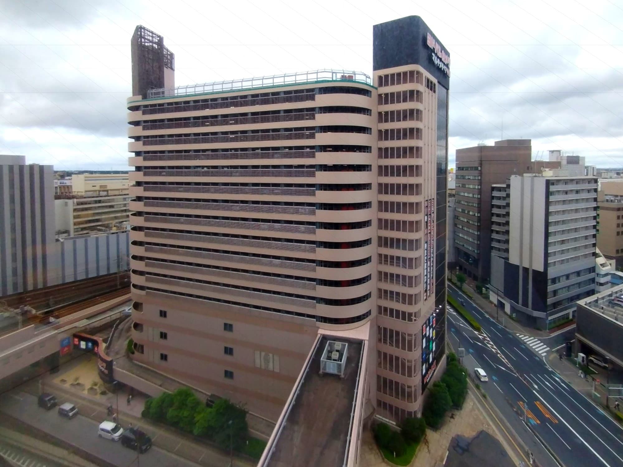 千葉市中央区にある「ヨドバシ千葉・ヨドバシカメラマルチメディア千葉」である。
外観は隣接の「そごう千葉店本館」と合わせた仕様となっている。
スポンサーパネルなども控えめとなっており、百貨店に配慮した格好だ。
そのことから、池袋も同様の仕様になるとみられる。
今後の展開が楽しみである。
引き続き動向を注視していきたい。