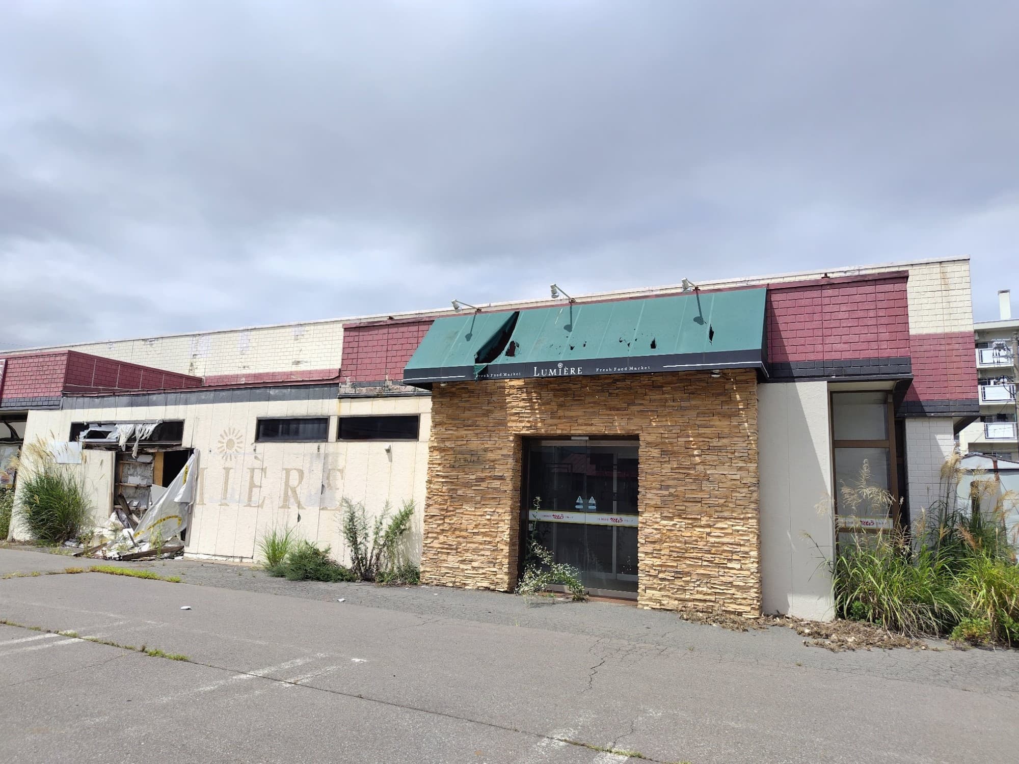 青森県青森市の「佐藤長青森富田店」の廃墟です。
元々は経営破綻した佐藤長が展開していた「さとちょう青森富田店」です。
遍歴は「亀屋みなみチェーン相野店(K・バリュー相野店)→パワフルかわぜん青森富田店(ルミエール青森富田店)→スーパーさとちょう青森富田店」という構成です。
画像を見るとわかるが、酷い有り様である。
ちなみに、さとちょうでは初の青森市進出店舗である。