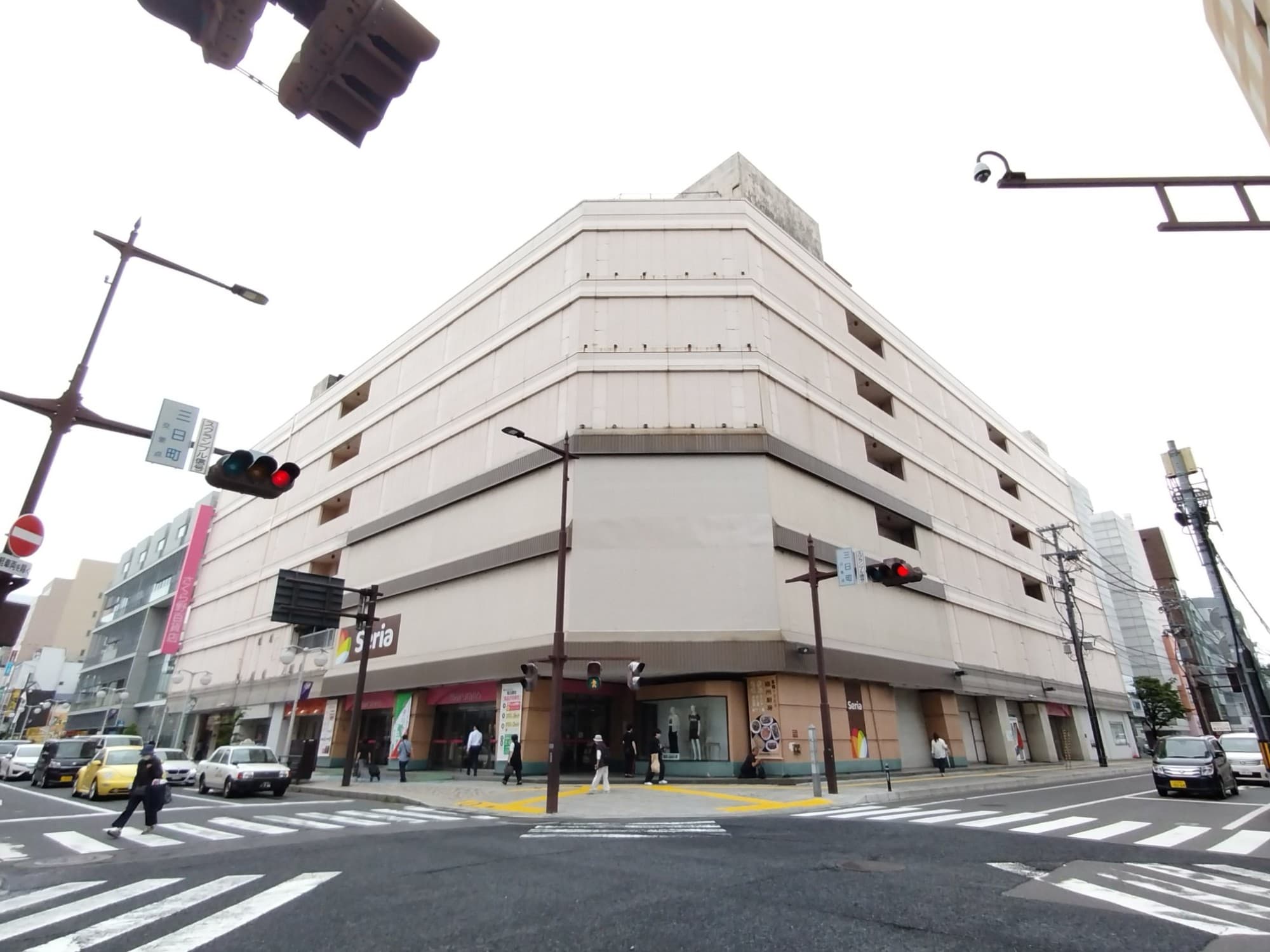青森県八戸市の「さくら野百貨店八戸店」です。
同店は「丸光八戸店」として1968年6月に開業し、その後マイカルグループ入りし「ダックシティ丸光八戸店→八戸ビブレ」と変遷した。
その後マイカルの経営破綻により同社グループから脱退し、「さくら野百貨店八戸店」となるなど複雑な経歴を持っている。
同店は2025年12月発生の「青森県東方沖地震」で被災され、約2ヶ月後の2026年2月に営業を再開した。