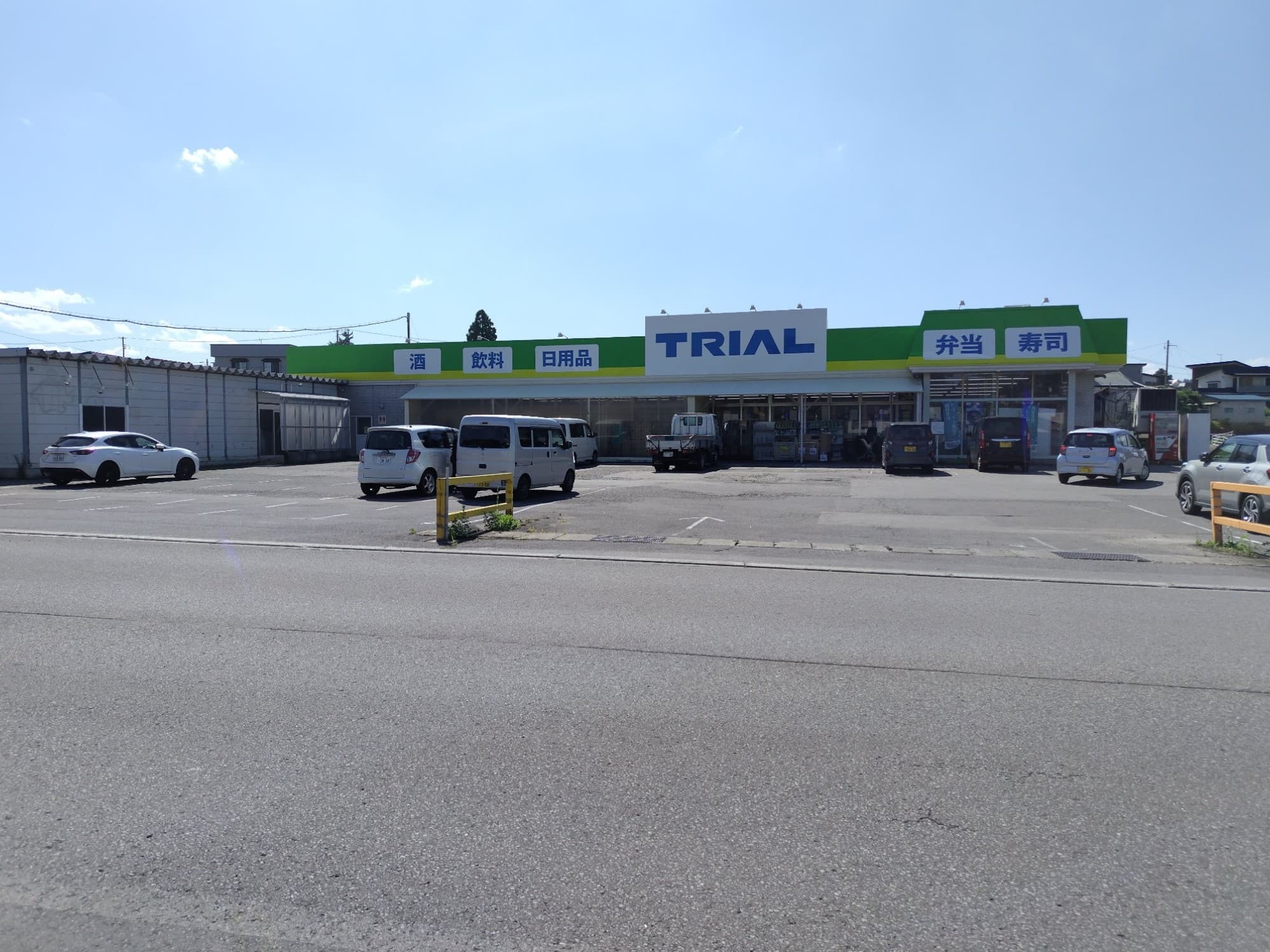 青森県弘前市の「青森トライアル相馬店」です。
元々は経営破綻した佐藤長が展開していた「さとちょう相馬店」です。
さらに元を辿れば、イオン系の「青森ウエルマート相馬店」が最初になります。
3枚目、4枚目の画像を見ると「西友・SEIYU」のロゴが入ったビラ類が貼り出されていて、何せ旧さとちょう店舗なので違和感を覚えました。
