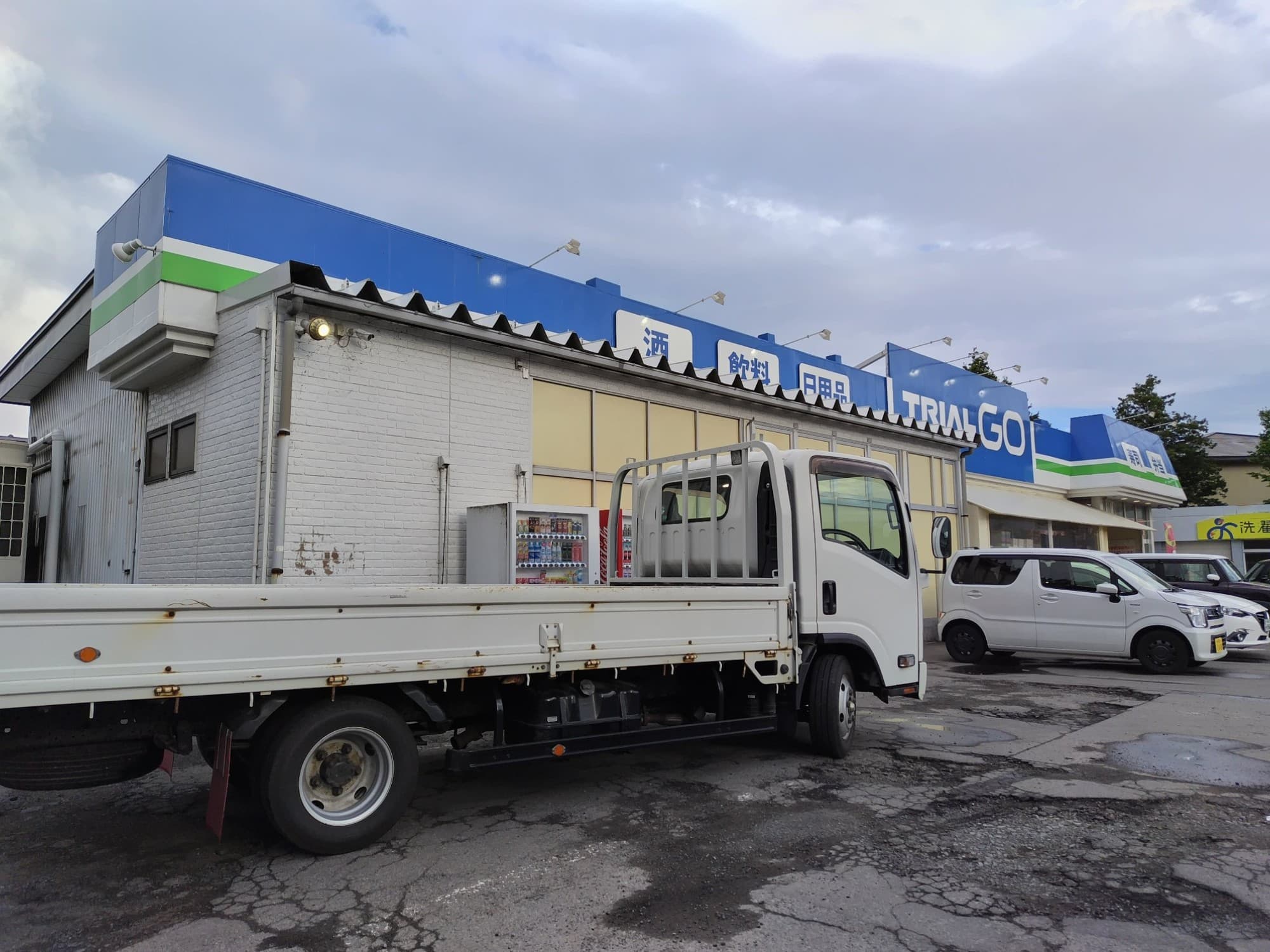 青森県青森市(旧南津軽郡浪岡町)の「青森トライアル浪岡店」です。
元々は経営破綻した佐藤長が展開していた「さとちょう浪岡店」です。
さらに元を辿れば、イオン系の「青森ウエルマート浪岡店」が最初になります。
ウエルマート跡特有の台形看板も健在です。
4枚目は、なんと「さとちょう」のロゴを見ることが出来ました。