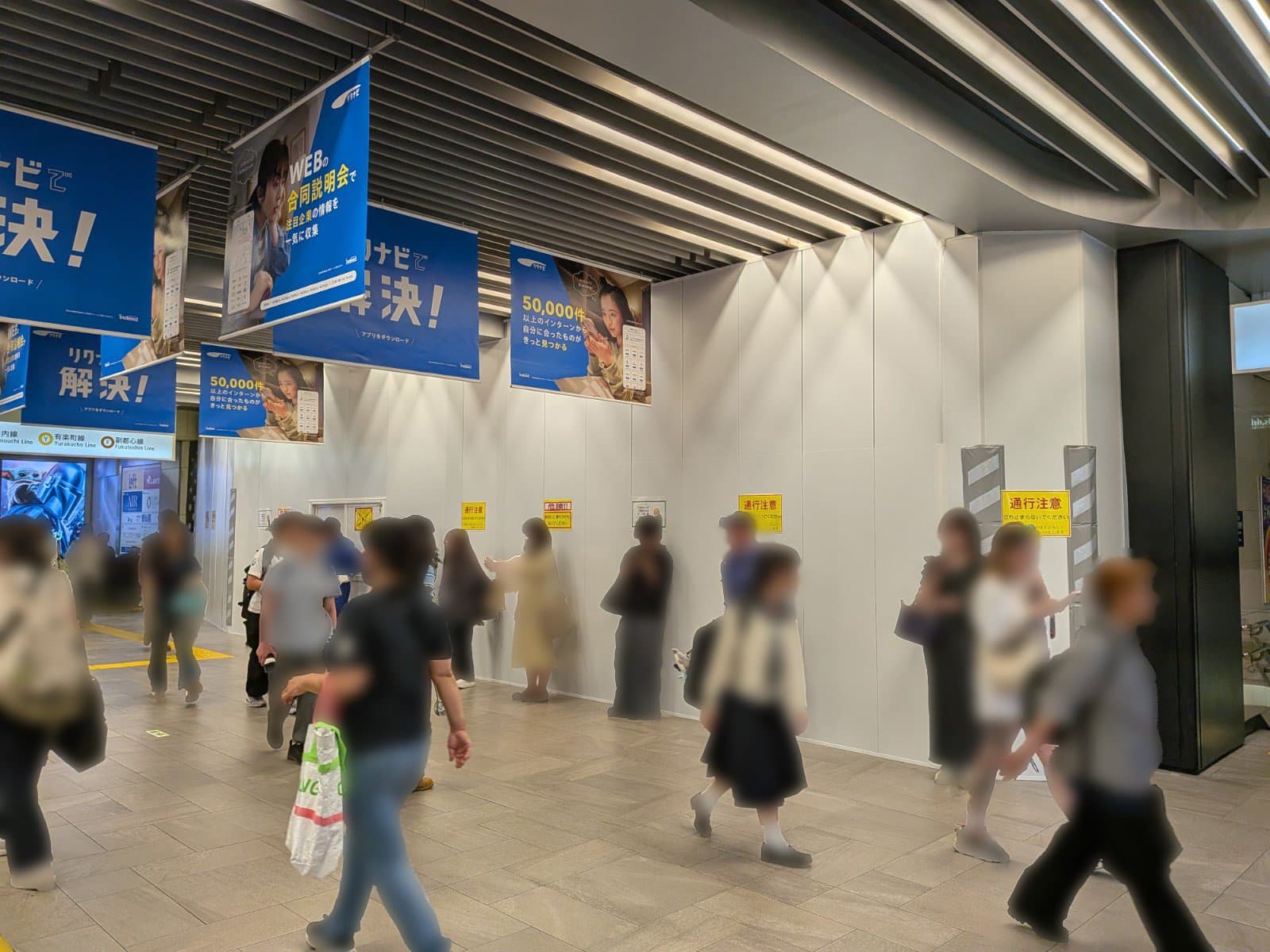 つい先日までSEIBUの大きなサインと水玉模様のファサードがそのまま残されていた旧西武池袋本店北ゾーン入口に、工事用の仮囲いが設置されました。(5月20日18時半頃撮影)
じゅーるで様既報の通り、最近は紫色のマスキングテープが貼られていましたが、これで西武線1階改札を出て正面に向かうとSEIBUを示すものが一気に無くなり、とても寂しさを感じます。
いよいよヨドバシ池袋の工事が、進んできた印象です。