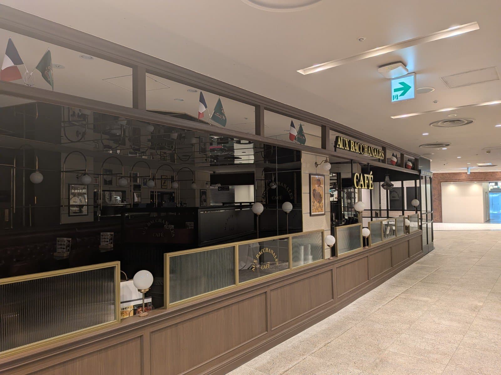 8階「ダイニングパーク池袋」旧中央ゾーンB7付近 Brasserie le Lion(ブラッスリー ル・リオン)の跡地の仮囲いが外れ、「CAFE AUX BACCHANALES」が出現しました。かなり大きな店舗です。
一方で通路向かい側の「ラ・ベットラ・ダ・オチアイ」は、7月20日をもって閉店する旨の告知がされていました。「鰻 伊勢定」「京はしや」に続き、百貨店らしい店舗が次々閉店していきます。
