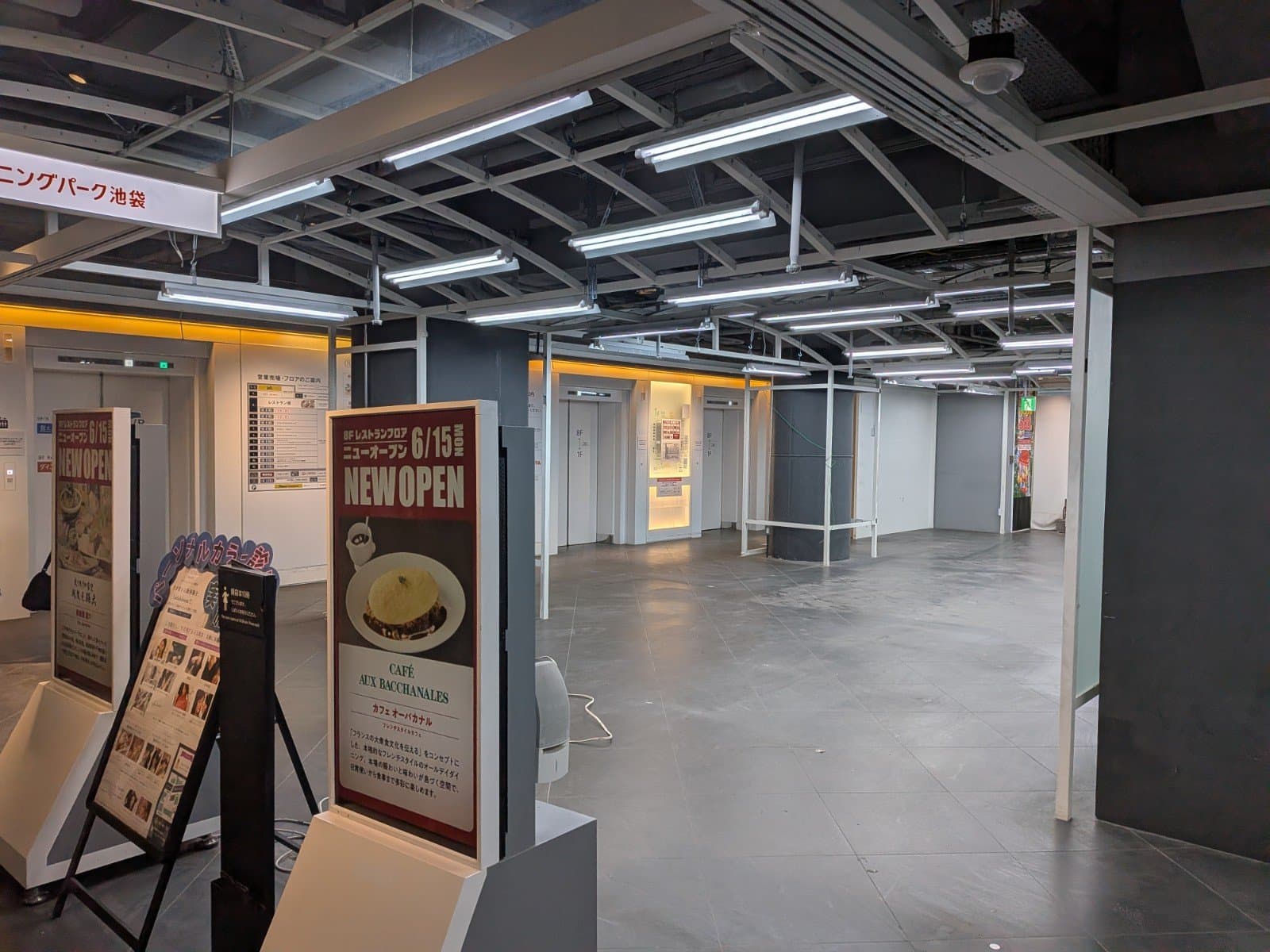 1階「ガチャガチャジャングル(旧西武池袋本店 COSME ANNEX 売場)」のガチャガチャが全て撤去されていました。
現時点で中央エレベーターの見通しは良くなりましたが、これからどのような空間になっていくのでしょうか。
西武池袋本店の西武線側入口正面でもあり、百貨店の世界観に配慮された空間となってくれることを、願っています。