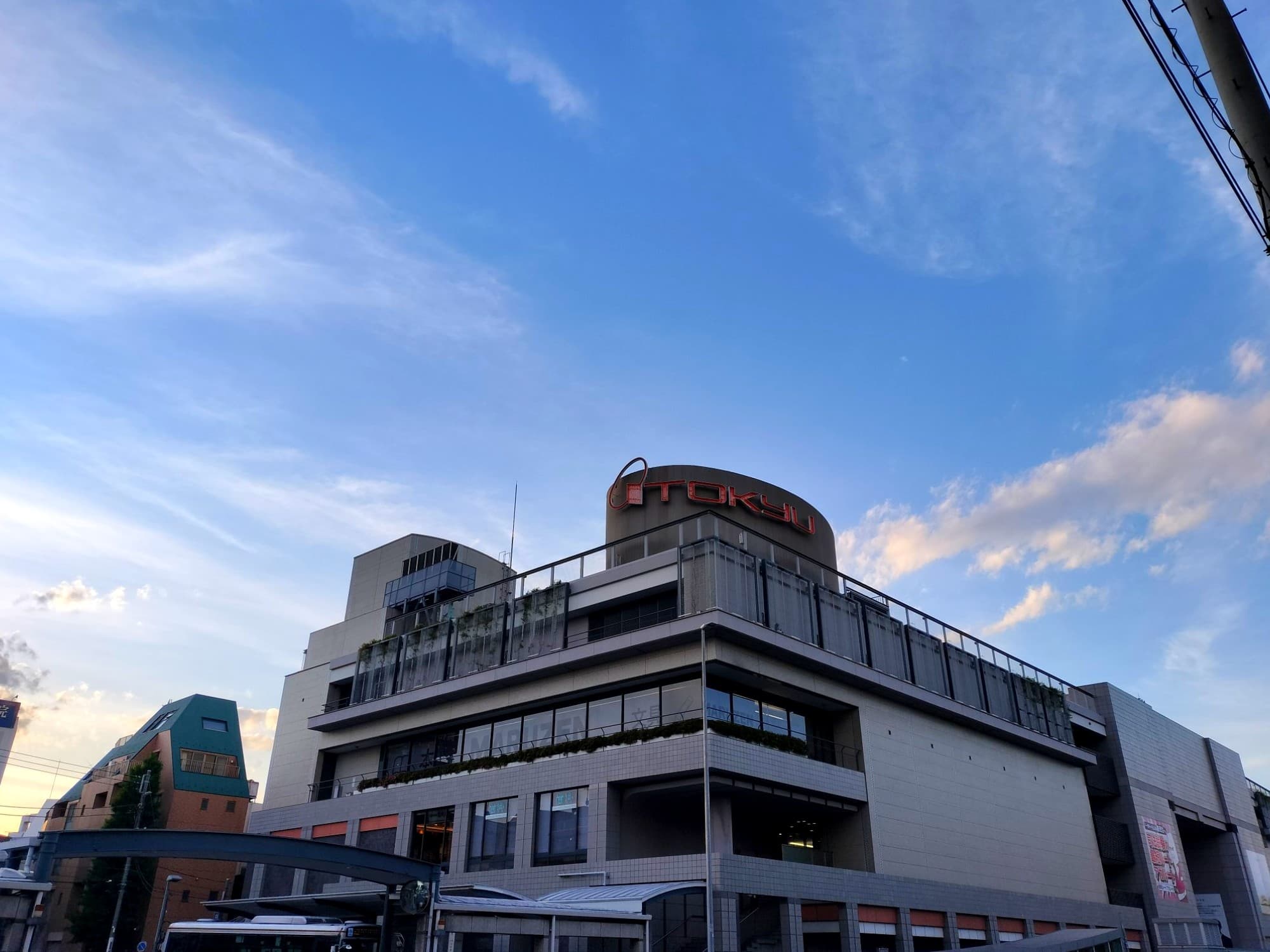 店舗名変更予定の日吉東急アベニューへ。
フードショーの生鮮食品売場は松竹梅幅広いグレードの商品が並ぶ。
グローサリーのEDLP(毎日低価格)施策や、東急ストアと連携して?日用品やプライベートブランドvマークの商品も並んでいた。
何となく丸広や京阪百貨店っぽさを感じる。
上層階はテナント街だが、実は商品券サロンがある。