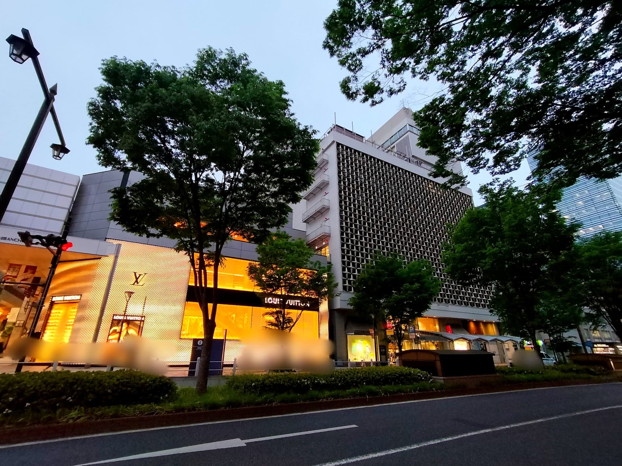 仙台の老舗百貨店藤崎。
東北地方唯一のブランドも多数集めて顧客の支持を集める。再開発構想があるらしい。
平日夜だが催事やデパ地下は賑わっていた。