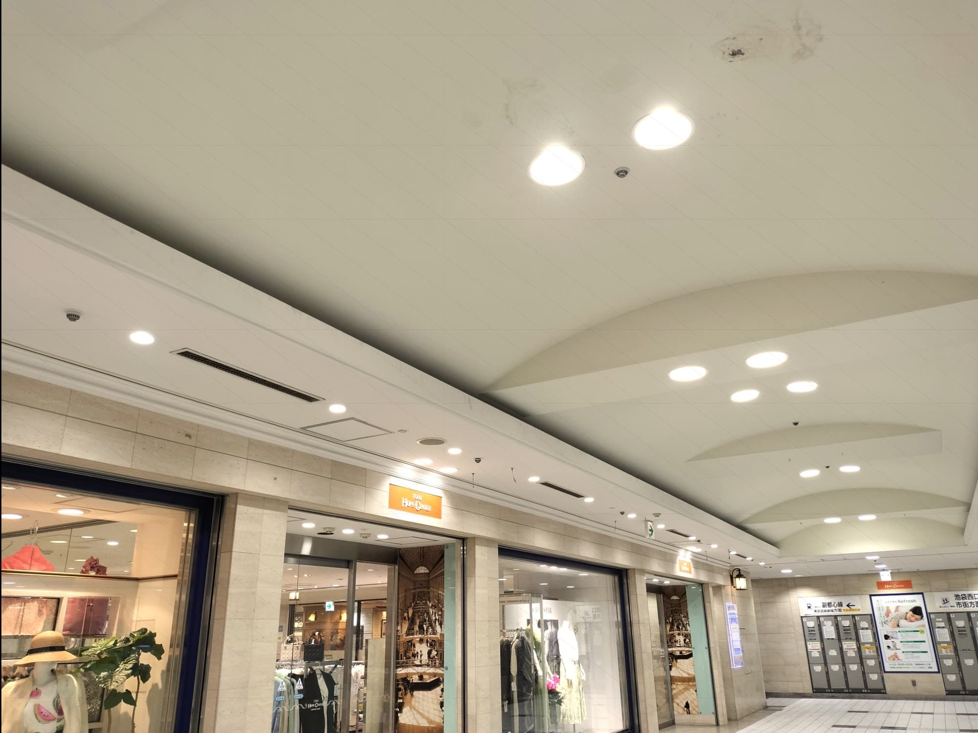 池袋駅西口地下街の東武ホープセンター。
実は東武百貨店が運営に関わっている。
アインズ&トルペとゴンチャが今後オープンする予定で(現地ポスターより)客層の若返りが期待できる。