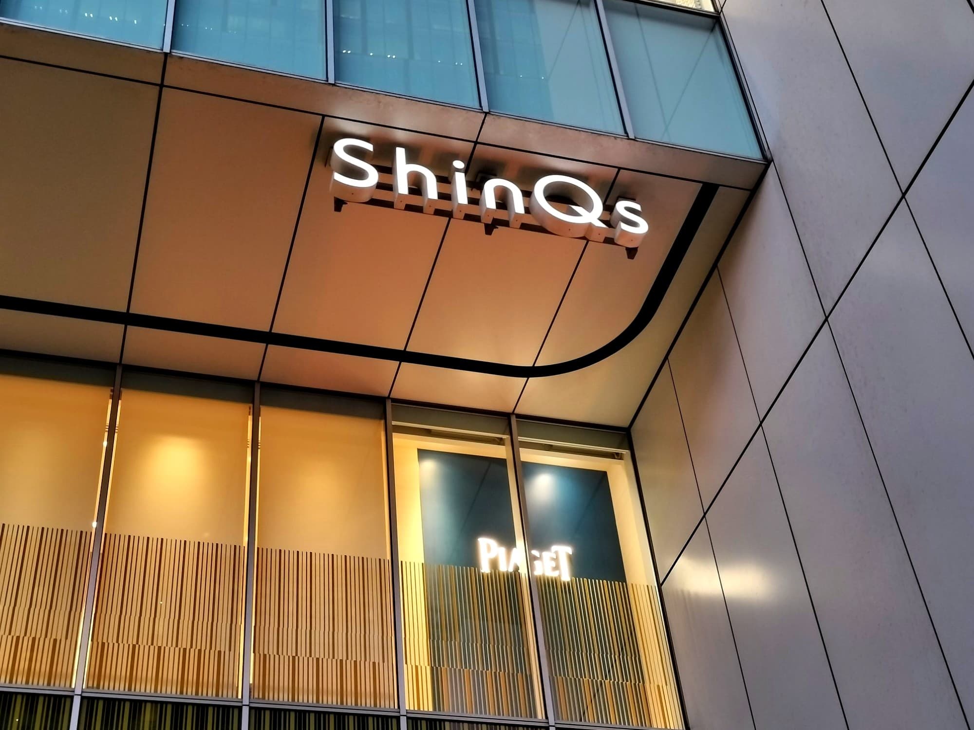 店名変更が予定されている渋谷ヒカリエ ShinQs。
変更後は百貨店屋号が付く。
開業当初は従来の百貨店とは異なる新コンセプト店舗としての役割を果たしていたが、東急本店閉店後の改装で百貨店らしいMDが強まっていたので妥当な判断かもしれない。