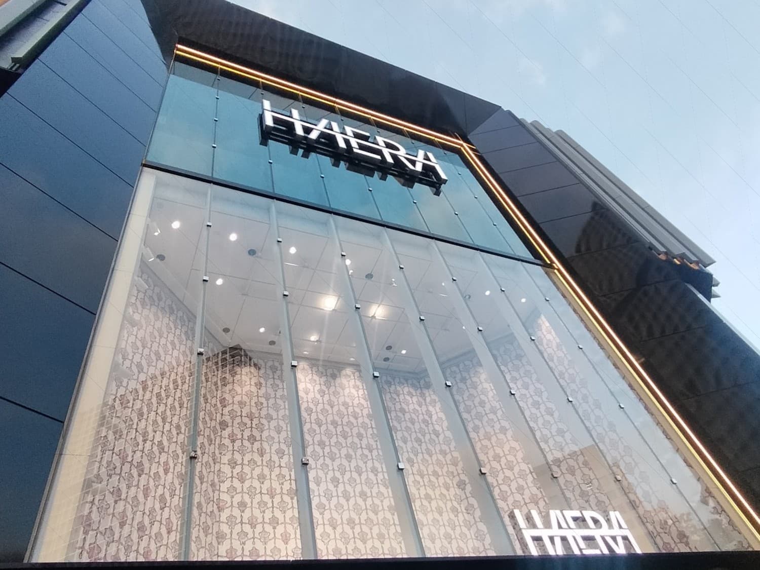 ザ・ランドマーク名古屋栄の下層階の商業施設HAERA(6/11開業)。
数年前の新体制以降推進してきた、大丸松坂屋とパルコの融合を具現化した商業施設になる。
2階には松坂屋外商コンシェルジュデスクを設置し、既存優良顧客の来店を促す。
巨大なラグジュアリーメゾンの中には向かいの三越から移転扱いのものもある。
名古屋の商業地図がどう塗り替わるのか、楽しみである。