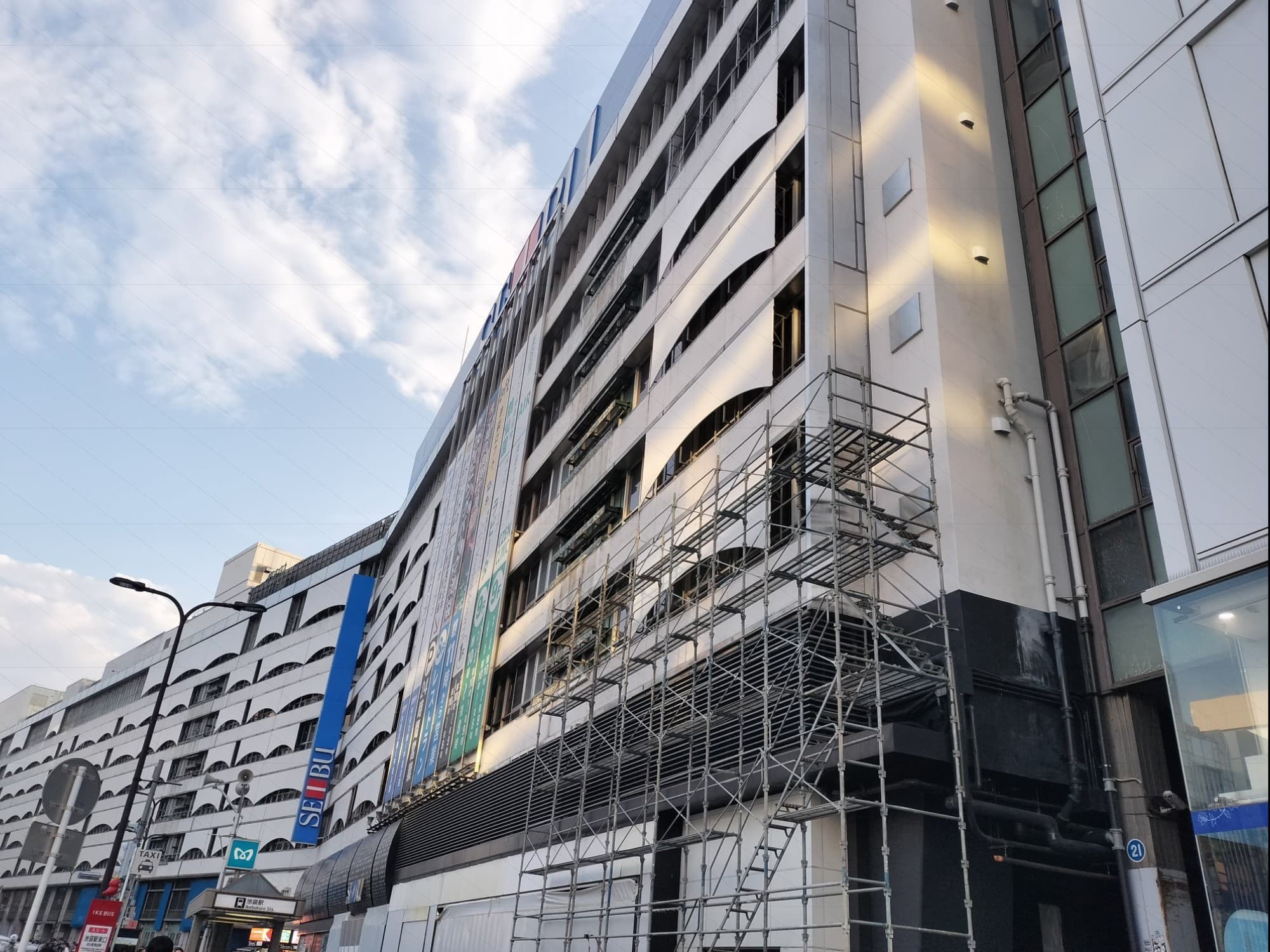 西武池袋本店の元ルイヴィトン付近に足場が設置されていた。ヨドバシ開業に向けた準備なのだろうか。