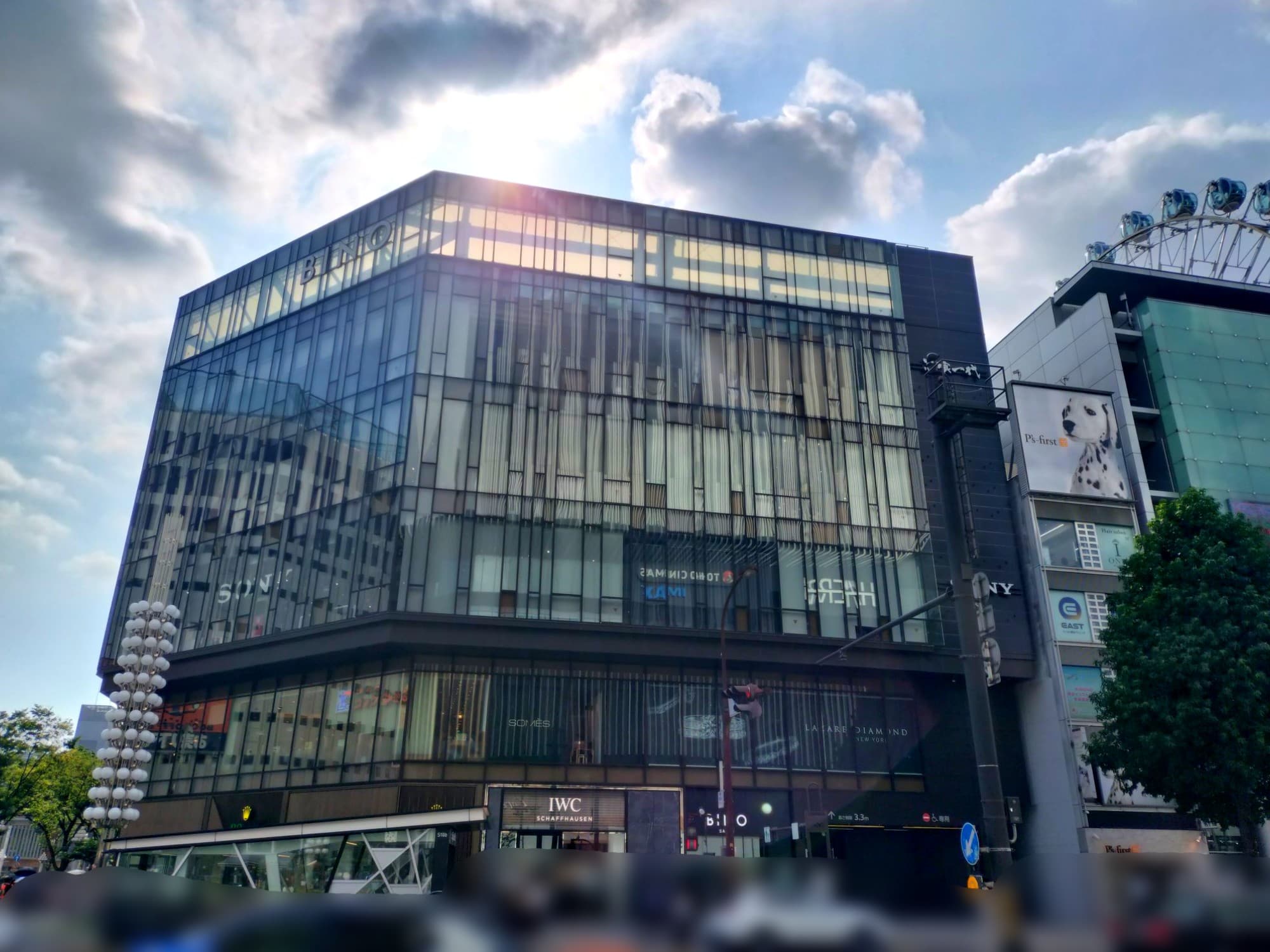 美と健康をコンセプトとしたBINO。栄は4拠点目としてオープンした。大丸松坂屋百貨店不動産事業部→パルコ→Jフロント都市開発と開発.運営会社が変わった。
1階は高級時計ブティック(ロレックス.IWC.ウブロ)があり栄交差点挟んで向かい側のHAERA.三越と合わせて街のブランディングの重要な要素を担う。
他フロアは幅広いグレードのテナントが入るが、もう少しポジショニングを明確化した方が良いと思った。