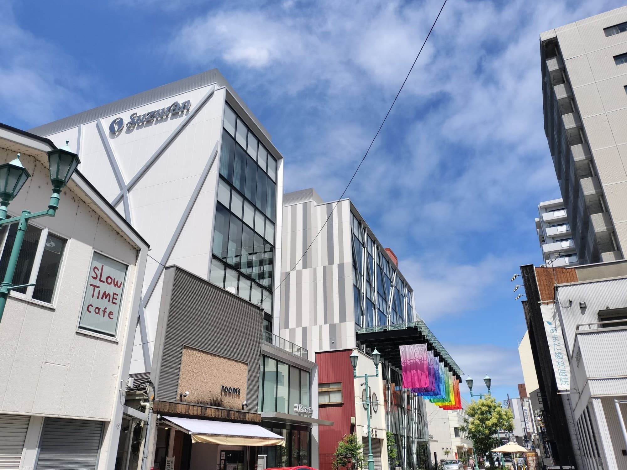 高崎市役所の近くにある地場百貨店スズラン。
建物老朽化に伴い2024年2月29日に新店舗に移転。
旧店舗時代定休日で入れなかった思い出…。
コンパクトだが食品.衣料品.服飾雑貨.家庭用品のフルラインを揃える。高崎のパスタ名店ボンジョルノが人気を集めている。最近売場構成変更が進められていて、コスメセレクトショップフルーツギャザリング、Aコープが新規出店。旧店舗跡地はマンション建設予定。