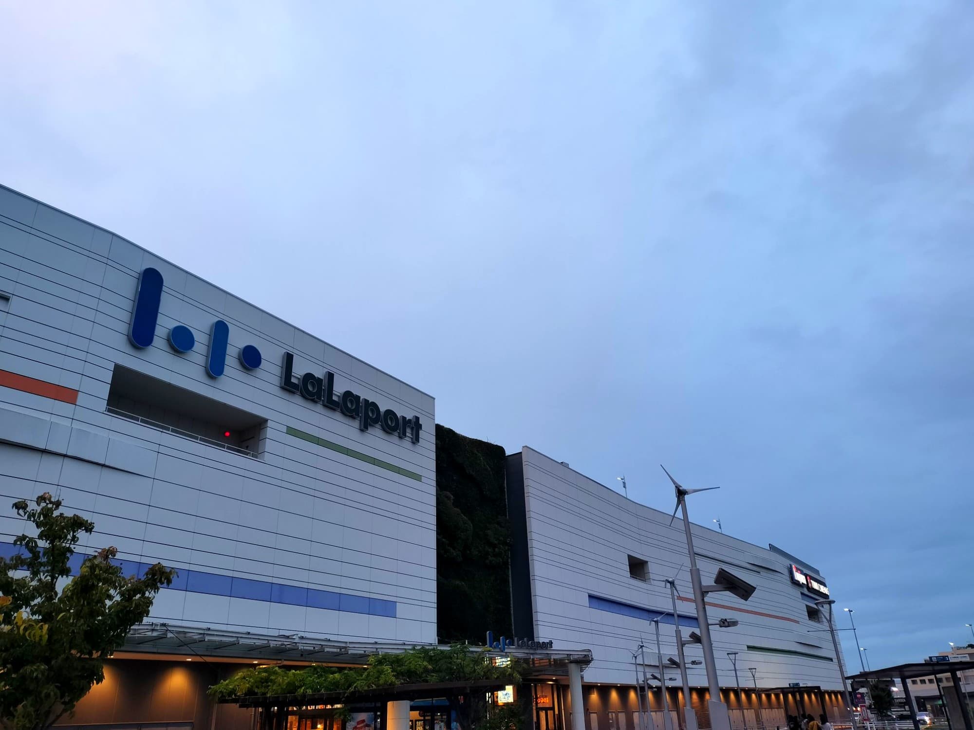 ららぽーと富士見は、体験型.コト要素を加えた商業施設として2015年4月10日誕生。東武東上線で数少ない郊外型巨大SCで大きなインパクトを与えた。さいたま市方面から来店しやすい点も強み。バーベキュー場.屋外広場.巨大吹抜を活かしたフードコート.ベビー休憩室併設型のキッズゾーンなど各所で新しい取組を実施。当初は百貨店サテライトが3店舗!もあったが京王とエムアイプラザは撤退し、現在は丸広百貨店のみ。