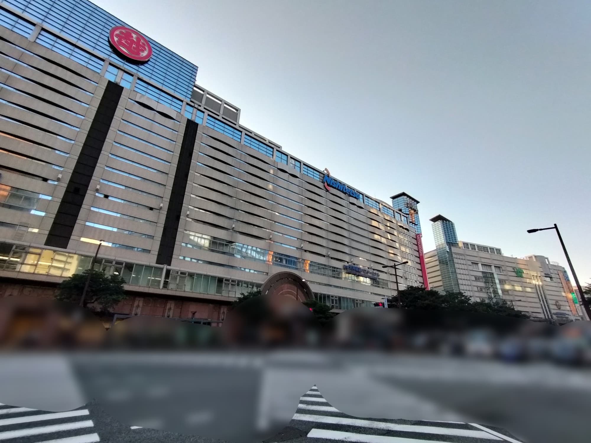 西鉄福岡(天神)駅.高速バスターミナルに直結する福岡三越。一見好立地のように見えるが、ビルの構造が複雑であるため低層階の売場スペースを十分に確保できていない。そのため長年苦労してきた印象。
近隣の岩田屋(同じ会社)と一体的な運用を目指しており、特に時計に力を入れてきた。現在改装工事が行われており百貨店売場は大幅縮小し専門店街ラシックを拡張。アニメイト出店が決定しており次世代顧客獲得が期待される。