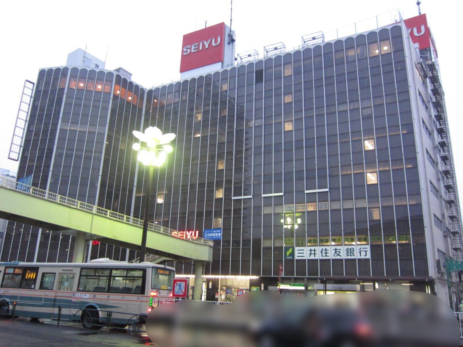 2017年7月31日に閉店した西友小金井店は地上8階、地下1階の巨大総合スーパーだった。建物は閉店後しばらく残っていたが、再開発が決まって現在解体工事が行われている。最上階にレトロな雰囲気の中華料理屋があり、卓上にルーレット式おみくじ器が置いてあった気がする。2階の無印はコンパクトなサイズで便利だった。近隣にイトーヨーカドーが出来てからは人の流れが変わったが、低価格路線で差別化を図っていた。