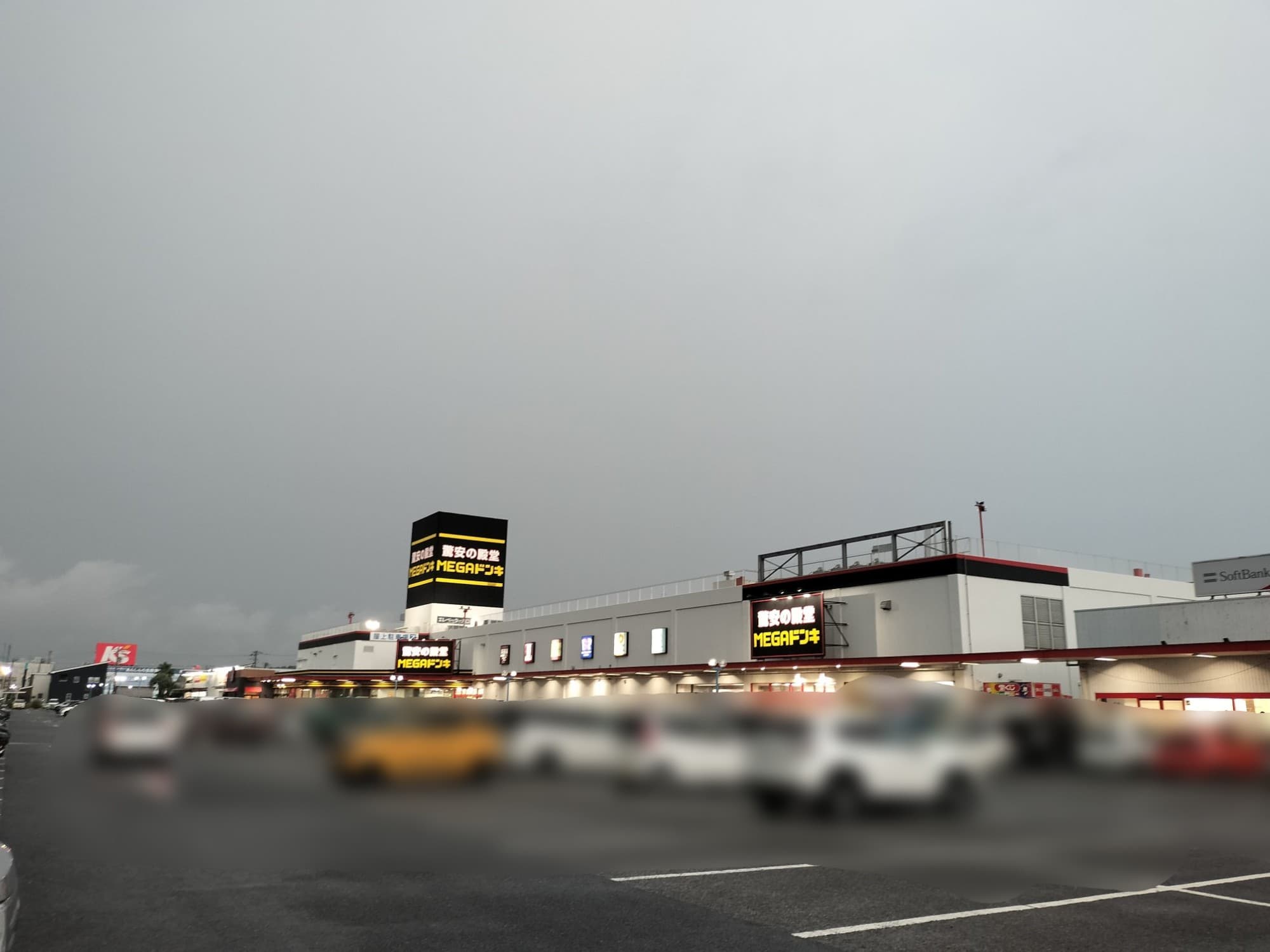 千葉県外房の山武市にある複合型商業施設ラパーク成東。ドンキが入る建物を核に平屋テナント棟複数で構成。長崎屋として開業し(1997.11.20)後にMEGAドン・キホーテへ業態転換。長崎屋運営だった飲食店(おあしすフードパーク)が今も残る。訪問時雨だったとはいえ客数は少ない。近隣にトライアルができた影響なのか、商圏人口がかなり縮小しているのか今後の研究テーマにしてみたいなと思った。