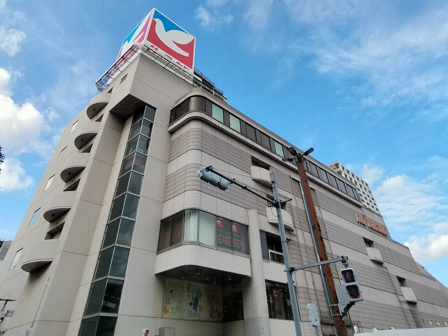 再開発に伴い9/6に閉店するイトーヨーカドー小岩店。少し期間を置いて新店舗が近隣に出来るらしい。2フロア構造の食品売場が少々狭めで、セルフレジ.セミセルフレジは1台もなかった。
食品以外の直営売場は、自社商品売りつくし以上に外部業者催事が多い印象を受けた。