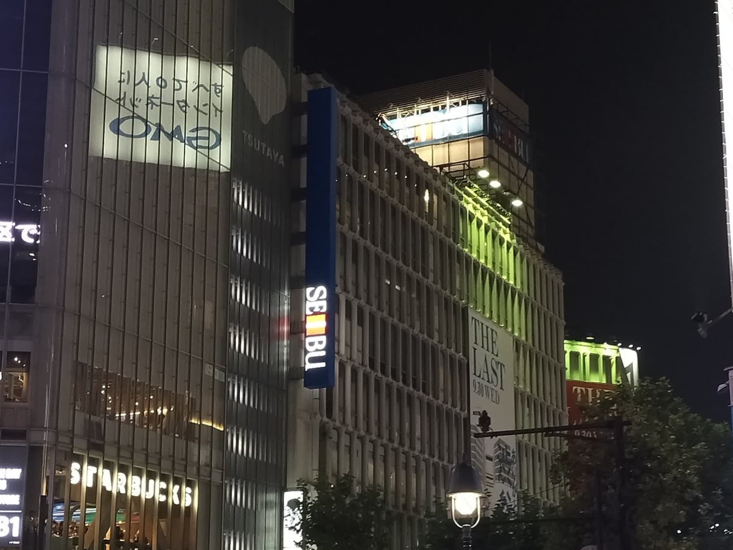 西武渋谷店。
最終日なんとか仕事後に駆けつけられた。
スクランブル交差点より。