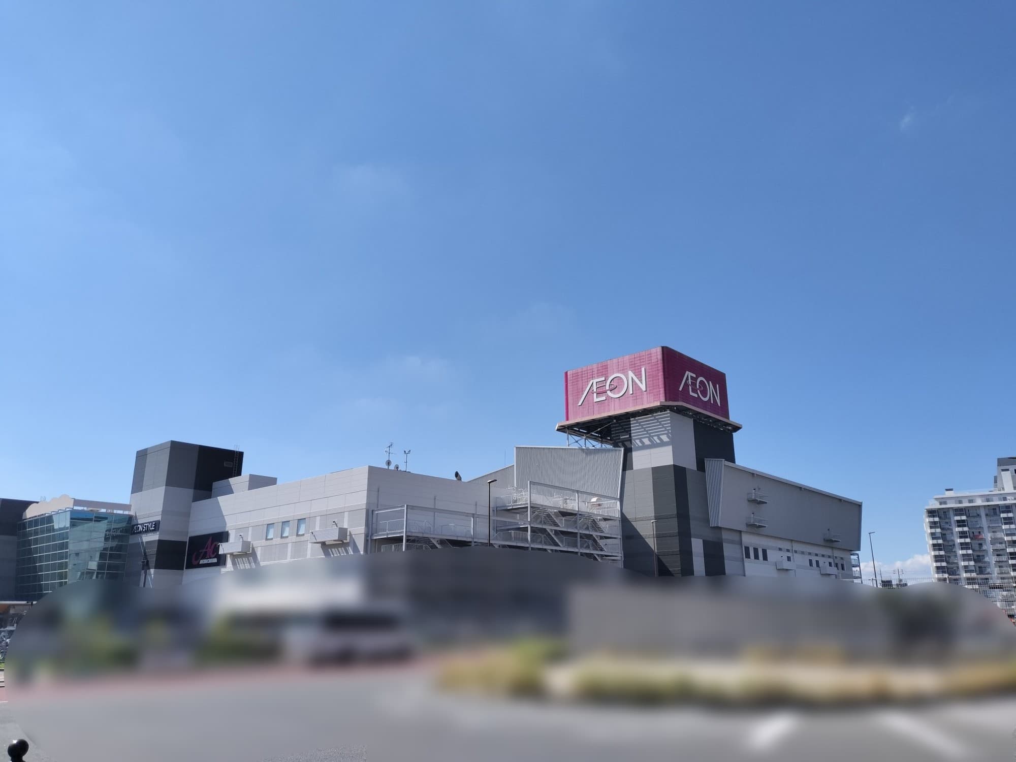 もともとマイカルとして開業したイオンモール茨木。サティとビブレの2核モールだったのが興味深い。テナントカテゴリーバランスは良く、ユニクロが無い以外、欲しいものは揃ってしまう。競合が増えているが、足元人口の多さに恵まれていて買い物客は多い。
専門店のみならずイオンスタイルも気合が入った売り場になっているのが特徴。