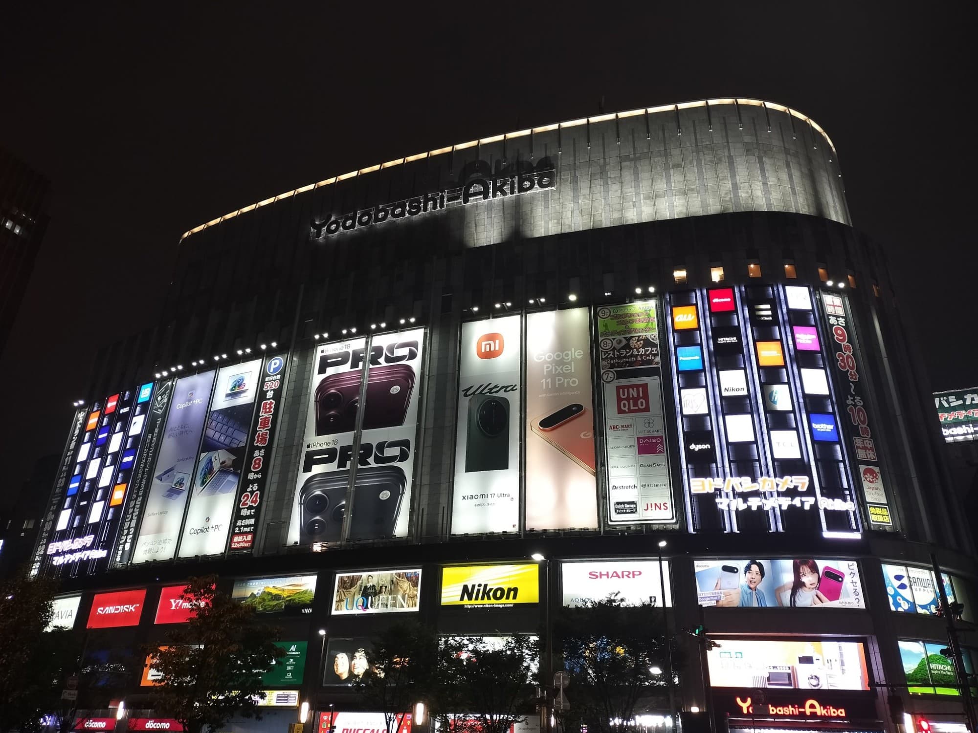 電気街秋葉原に大きなインパクトを与えたヨドバシカメラ マルチメディアAkiba。
上層階にレストラン街と専門店街が1フロアずつ入る。
新築で建てたため、池袋と比べてフロアの見通しがよく買い回りしやすそう。インバウンドに人気のようで夜遅くにも関わらず客数がかなり多い。旗艦店であることを実感した。