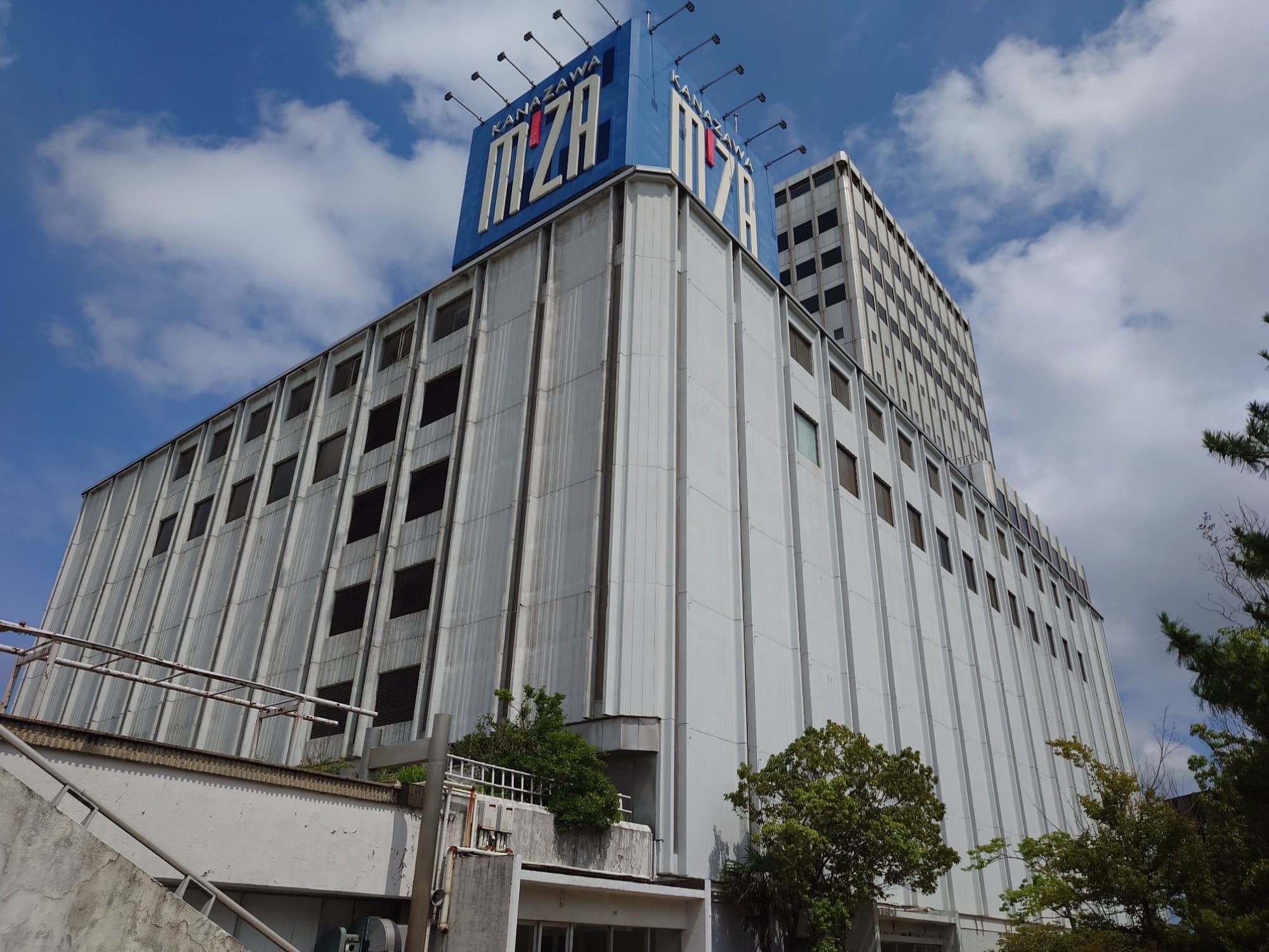 金沢エムザ
築50年以上の建物なので、なかなか傷みが…