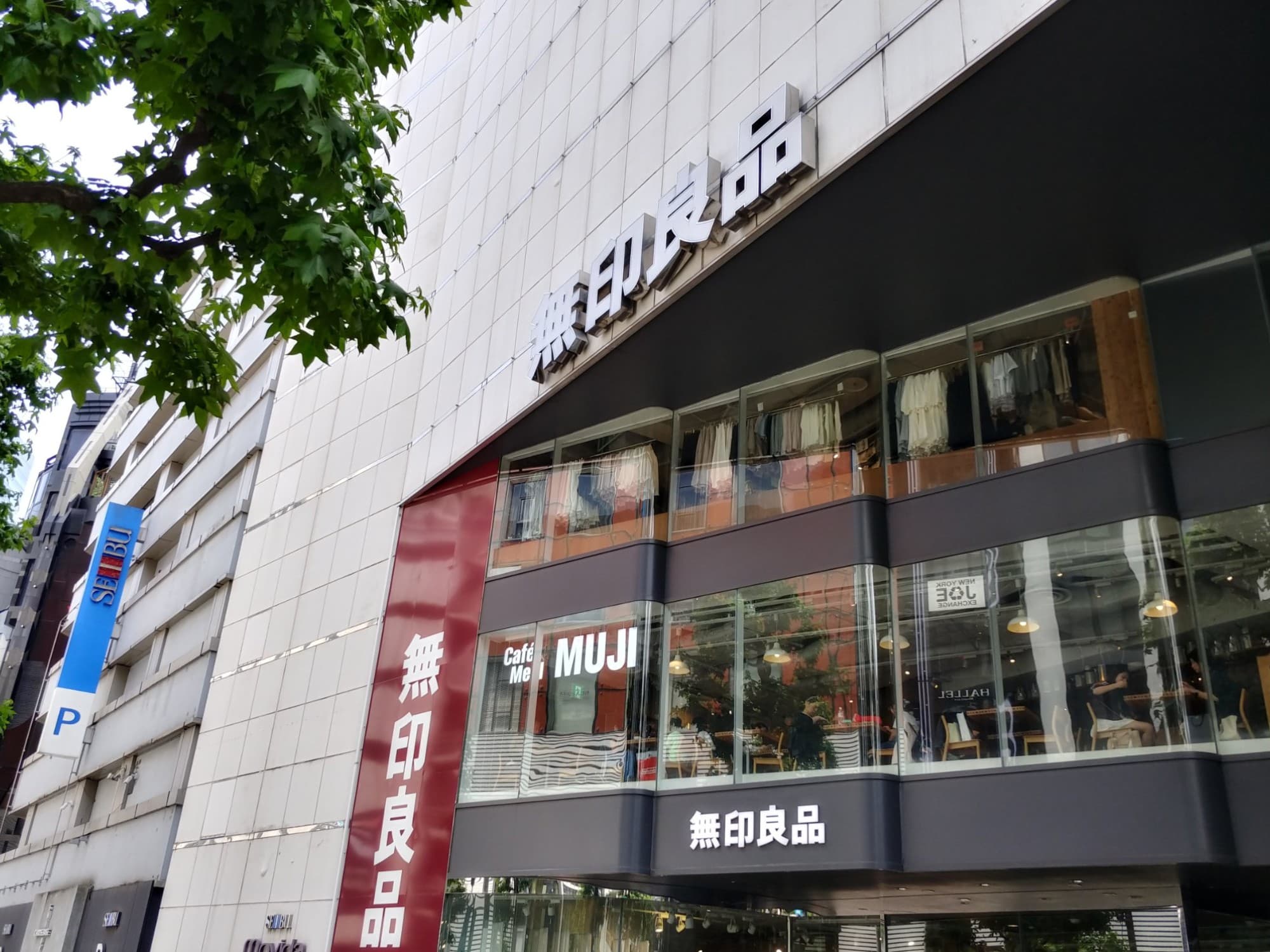 渋谷西武シード館からモヴィーダ館への変遷に思いをはせる。90年代から2010年代ごろの百貨店本体は専ら婦人衣料に注力し、衣料の専門大店として生き残るというミレニアムリテイリングの戦略は打ち砕かれたように見える。シード館やA館・B館に入っていたDCブランド、インポートブランドの多くはパルコに引き抜かれたようだ。ファッションの街としての渋谷も、いよいよ曲がり角にあるのかもしれない。