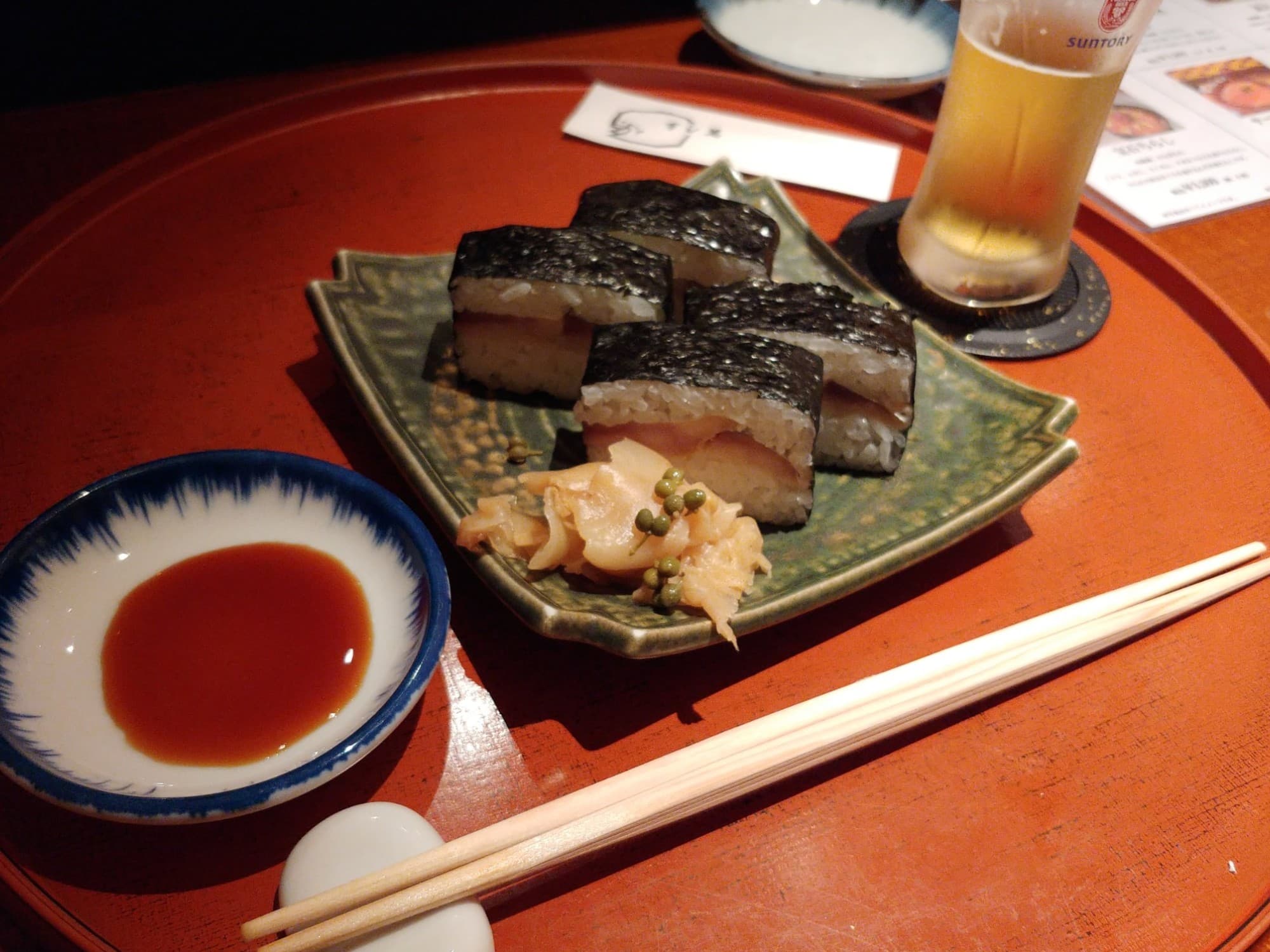 2026年5月頃に渋谷西武が扱っていた寿司3選。
・A館8階レストラン街 すし萬:いそ巻
・A館B1階西武食品館 魚喜:まぐろ握り
・A館8階レストラン街 回し寿司活:炙りいわし握り
インバウンド向けを含めて寿司の人気は留まるところを知らない。フランス料理店や会席料理店があるのは旗艦店ぐらいというのとは対照的。