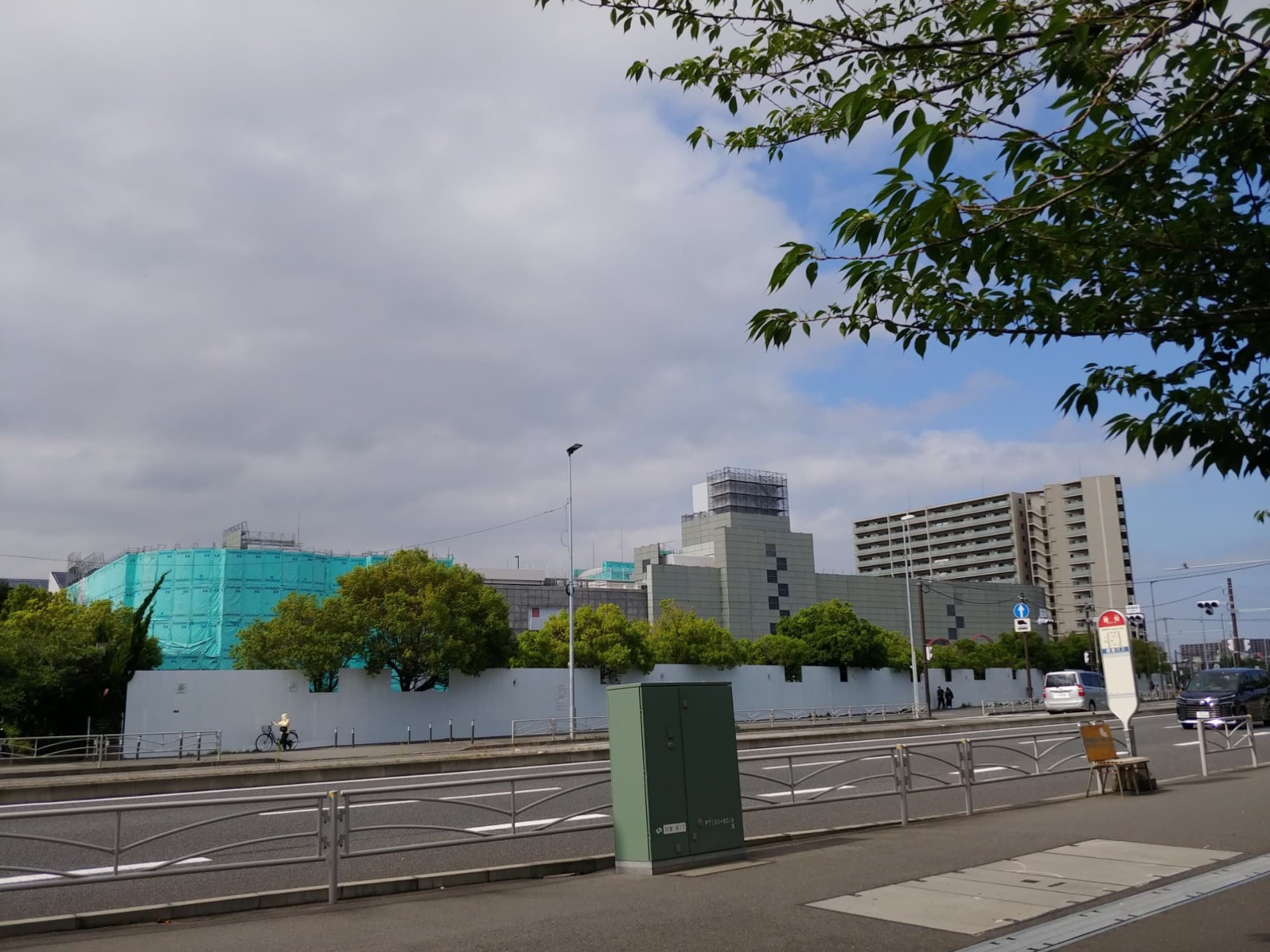 2025年1月に閉店したイトーヨーカドー川崎港町店の跡地はマンションになる予定。低層階は商業施設が入る予定だが、まだ解体工事の段階。
開店してすぐなど、一時的に営業の工夫で成果を出すことができたとしても、10年、20年と経つうちに立地の不利が顕在化する例は少なくない。川崎港町店の場合は、川沿いで商圏が限られることや工場、住宅街の近くで既存の繁華街から離れていることを克服できなかったのだろう。